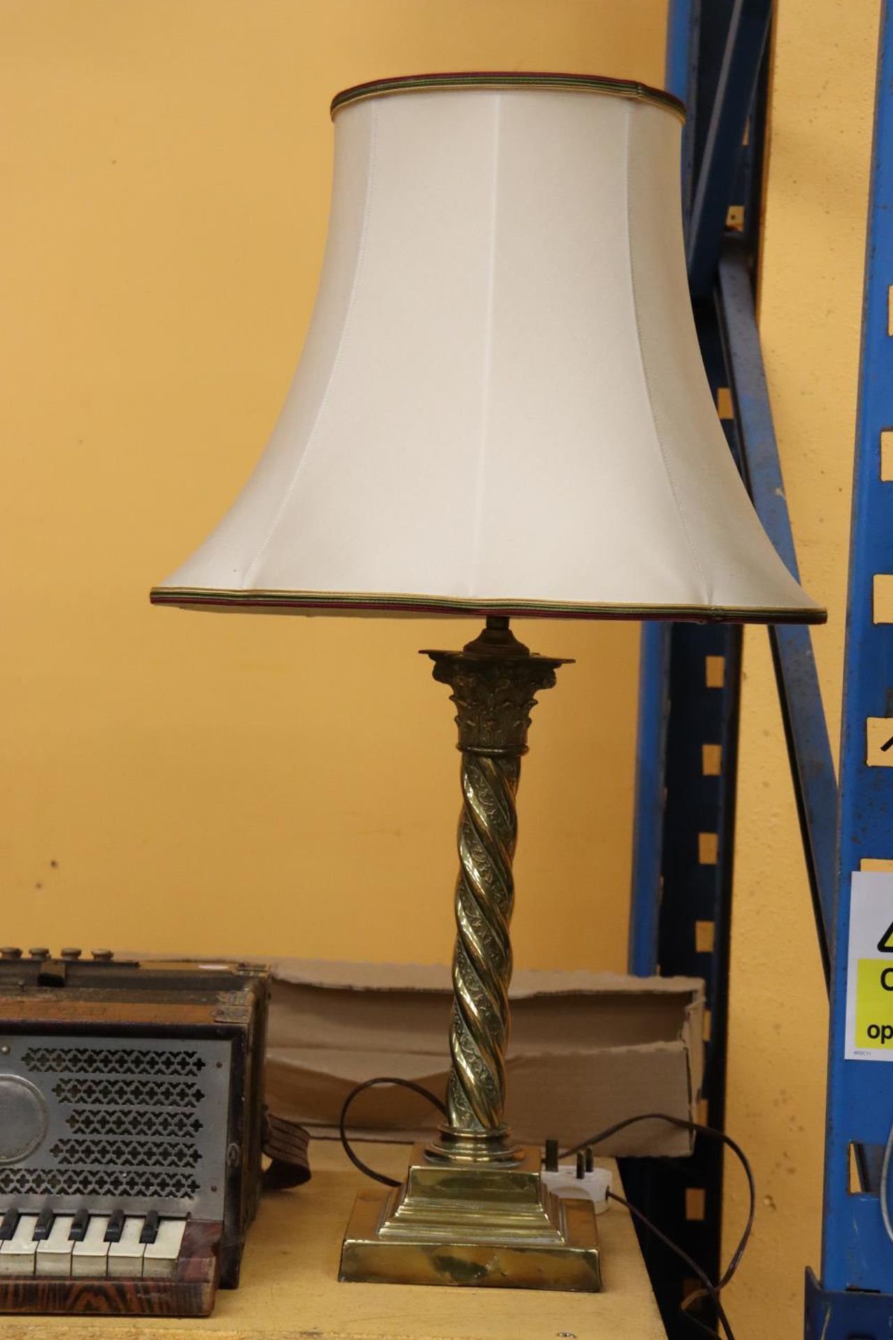 A VINTAGE BRASS TABLE LAMP WITH TWISTED COLUMN BASE AND SHADE, HEIGHT TO TOP OF BASE, 36CM - Image 4 of 5