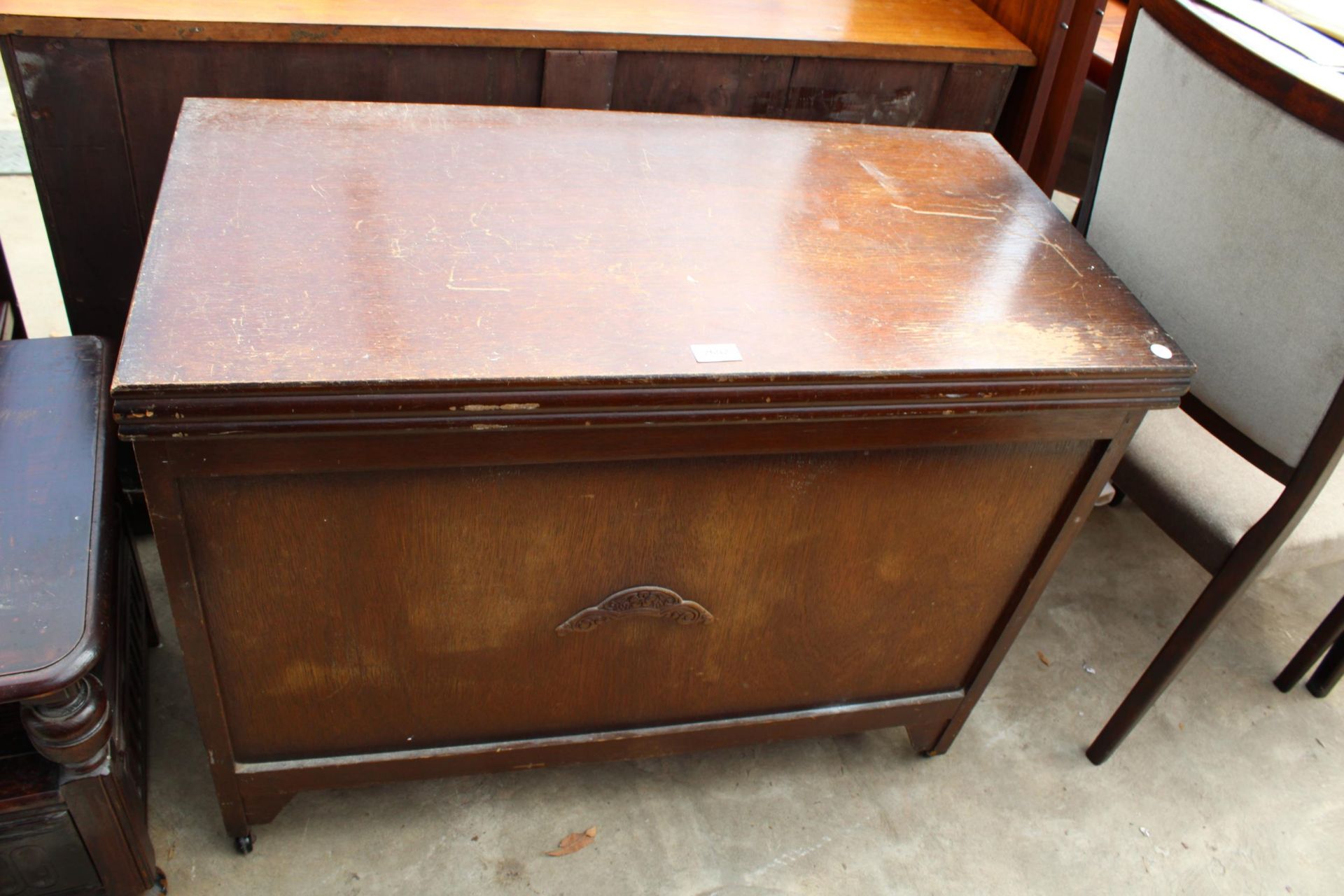 A MID 20TH CENTURY OAK BLANKET CHEST, 36" WIDE