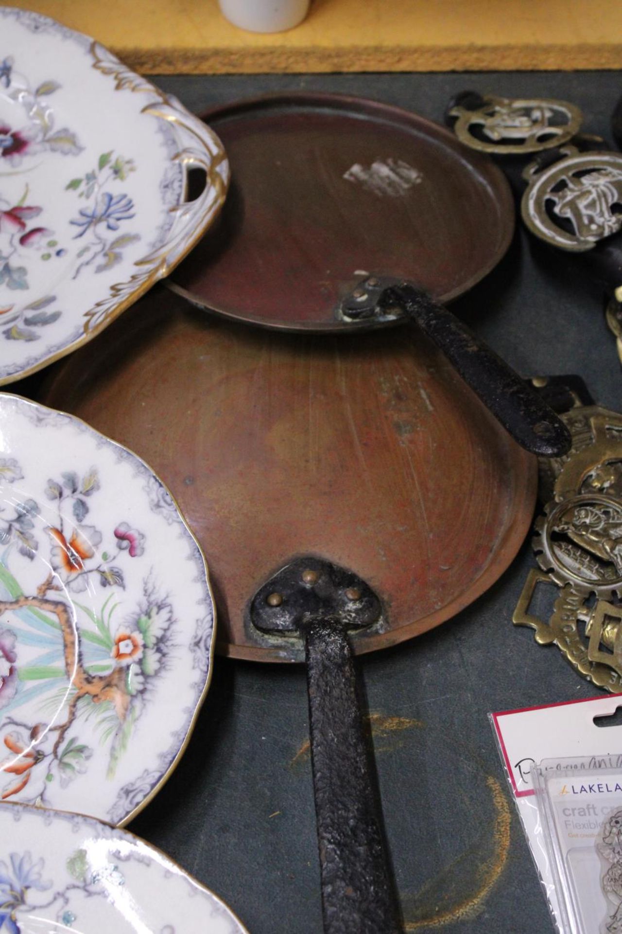 TWO COPPER PAN LIDS AND THREE VICTORIAN INDIAN TREE PLATES - Bild 4 aus 4