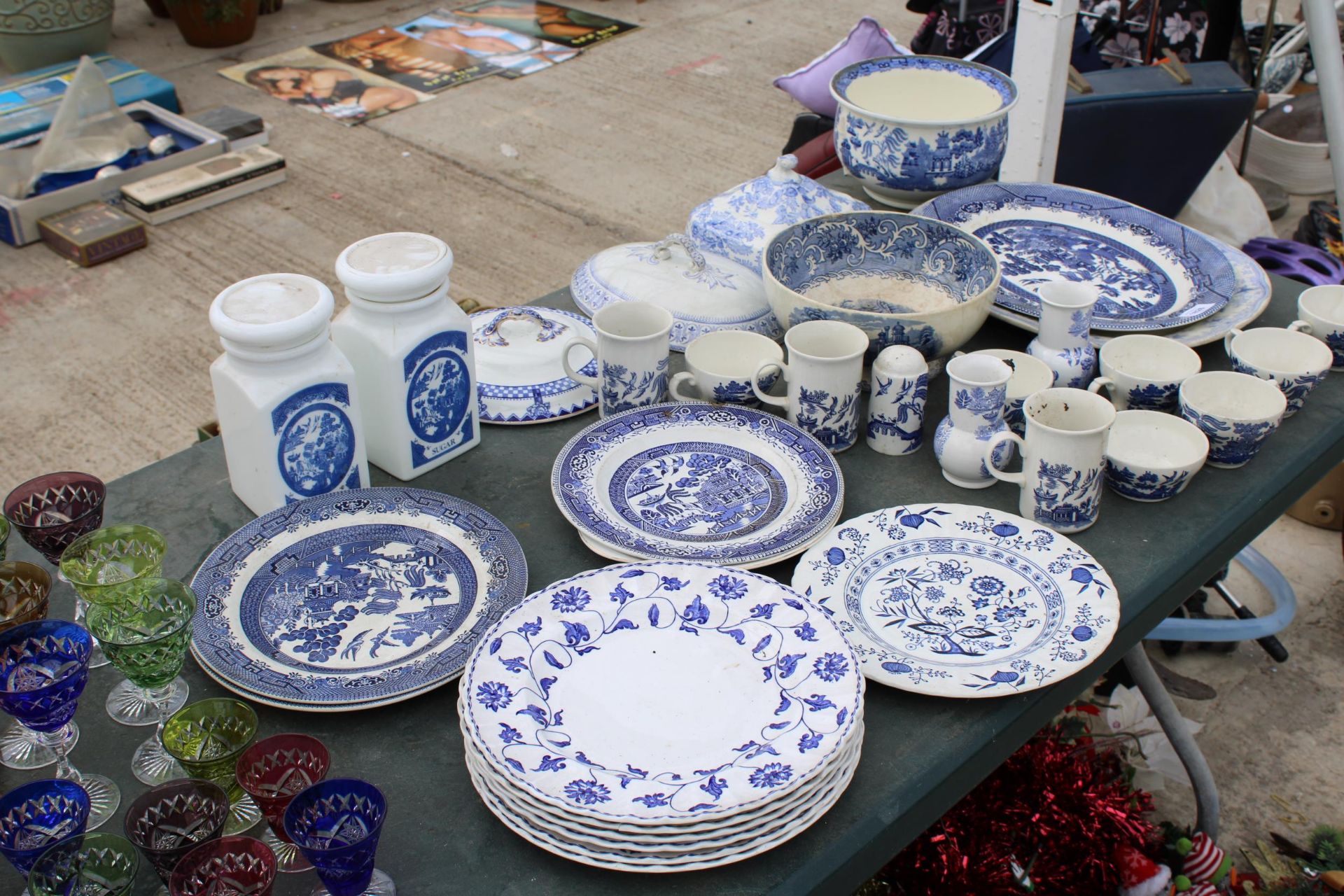 A LARGE ASSORTMENT OF BLUE AND WHITE CERAMIC ITEMS TO INCLUDE MEAT PLATTERS, CUPS AND PLATES ETC - Image 2 of 2