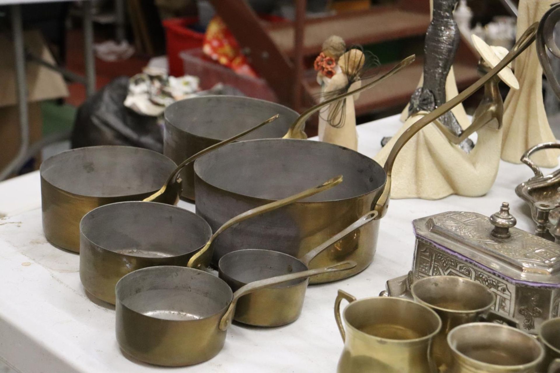 SIX VINTAGE GRADUATED SAUCEPANS - Bild 4 aus 5