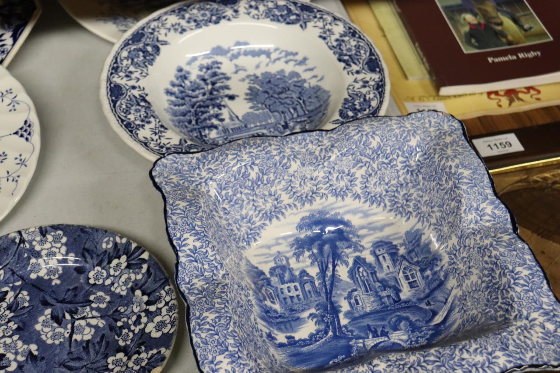 A QUANTITY OF COLLECTOR'S PLATES AND SHALLOW BOWLS TO INCLUDE FENTON CHINA, MYOTT FINLANDIA, ROYAL - Image 4 of 5