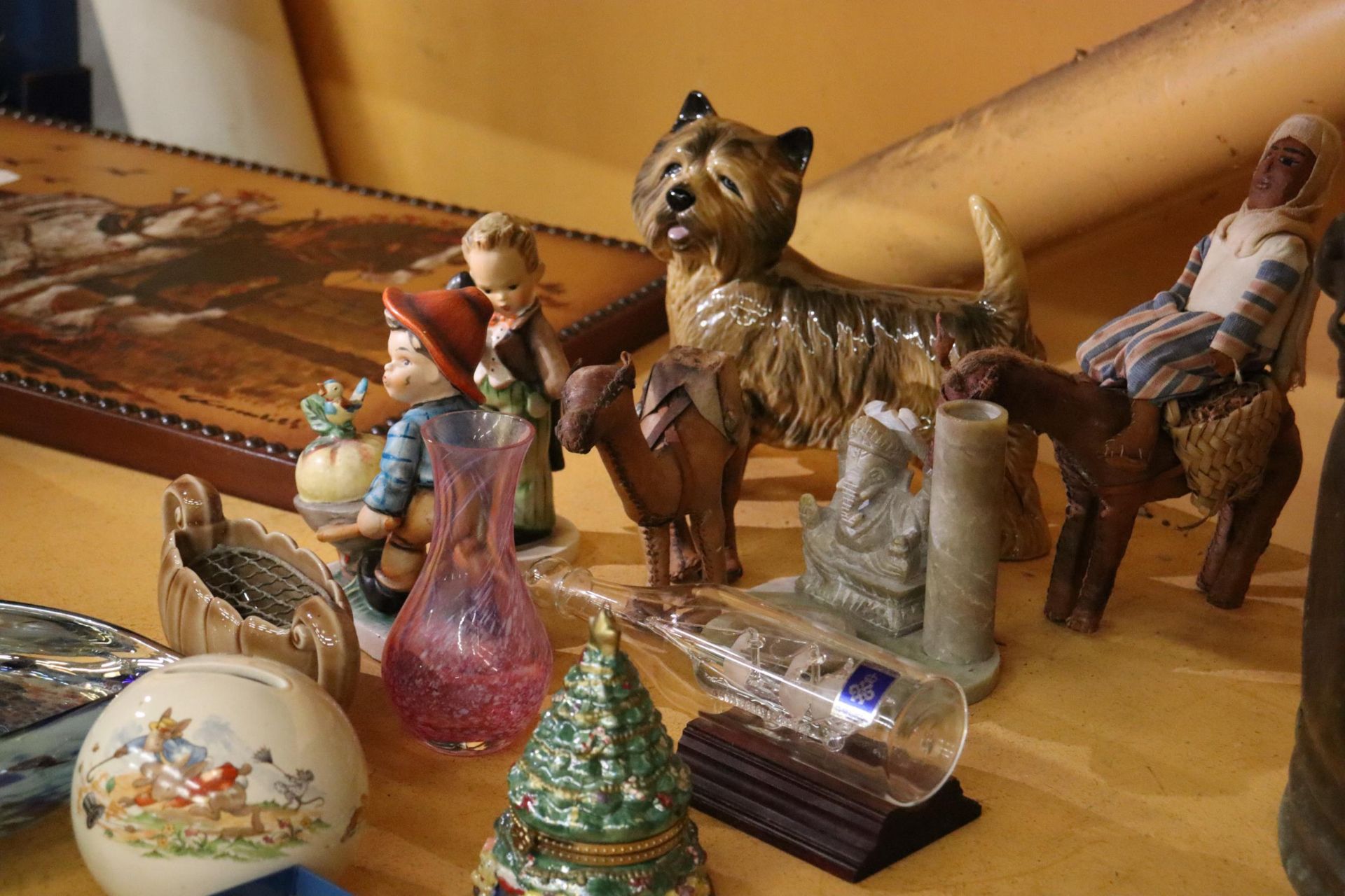 A LARGE LOT TO INCLUDE GOEBEL FIGURES, LEATHER CAMELS, ROYAL WORCESTER, ETC - Image 6 of 7