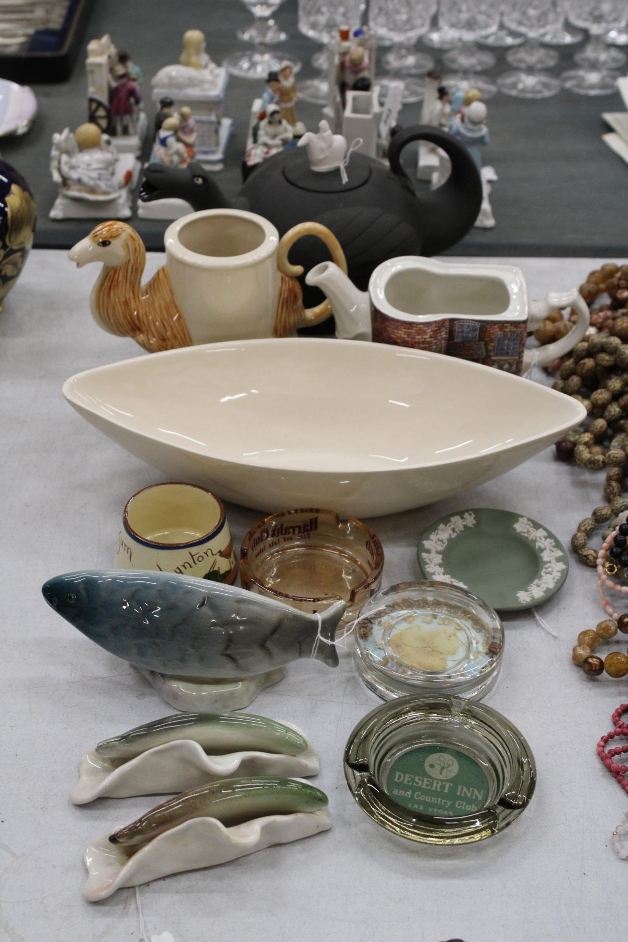 A MIXED LOT OF CERAMICS TO INCLUDE TEAPOTS, TWEMLOW WARE FISHES, ASHTRAYS, ETC - Bild 2 aus 6