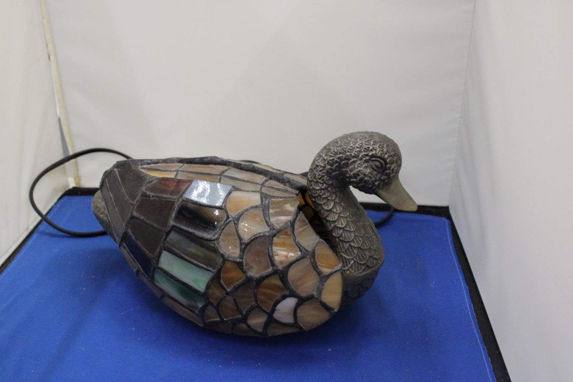A TIFFANY STYLE LAMP IN THE FORM OF A DUCK (A/F SEE PHOTO) - Image 2 of 3