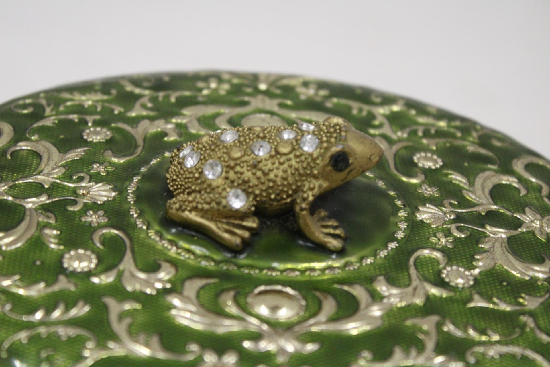 A GREEN ENAMELLED KEEPSAKE/JEWELLERY BOX WITH A JEWELLED FRONG ON THE LID, HEIGHT 8CM, DIAMETER, - Image 4 of 5
