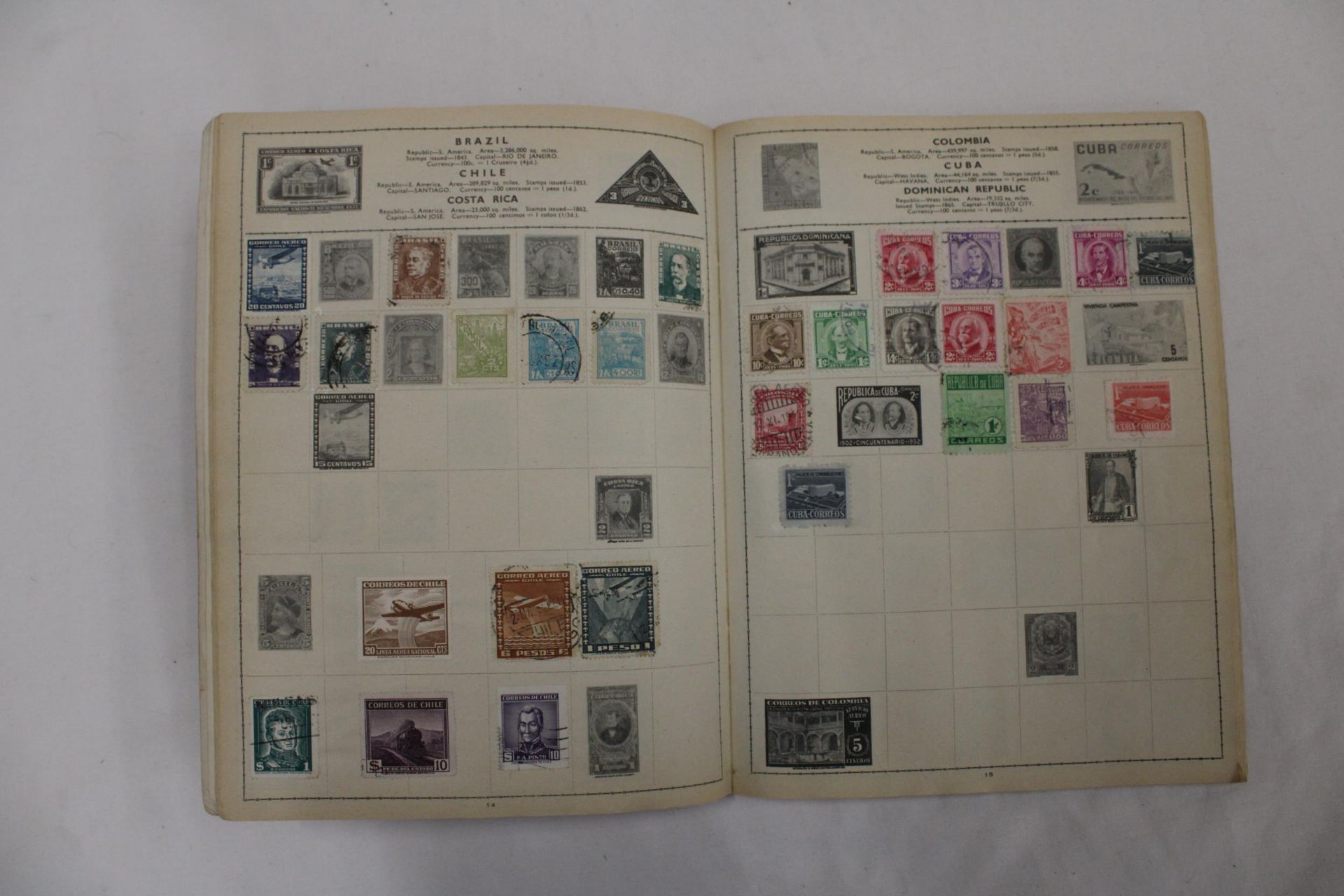 THREE ALBUMS CONTAINING STAMPS OF THE WORLD - Bild 6 aus 7