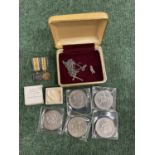 FIVE COMMEMORATIVE COINS, A SILVER CHAIN, TWO CRUCIFIXES AND A WW1 MINIATURE DRESS MEDAL
