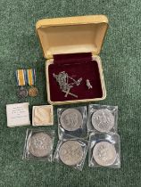 FIVE COMMEMORATIVE COINS, A SILVER CHAIN, TWO CRUCIFIXES AND A WW1 MINIATURE DRESS MEDAL