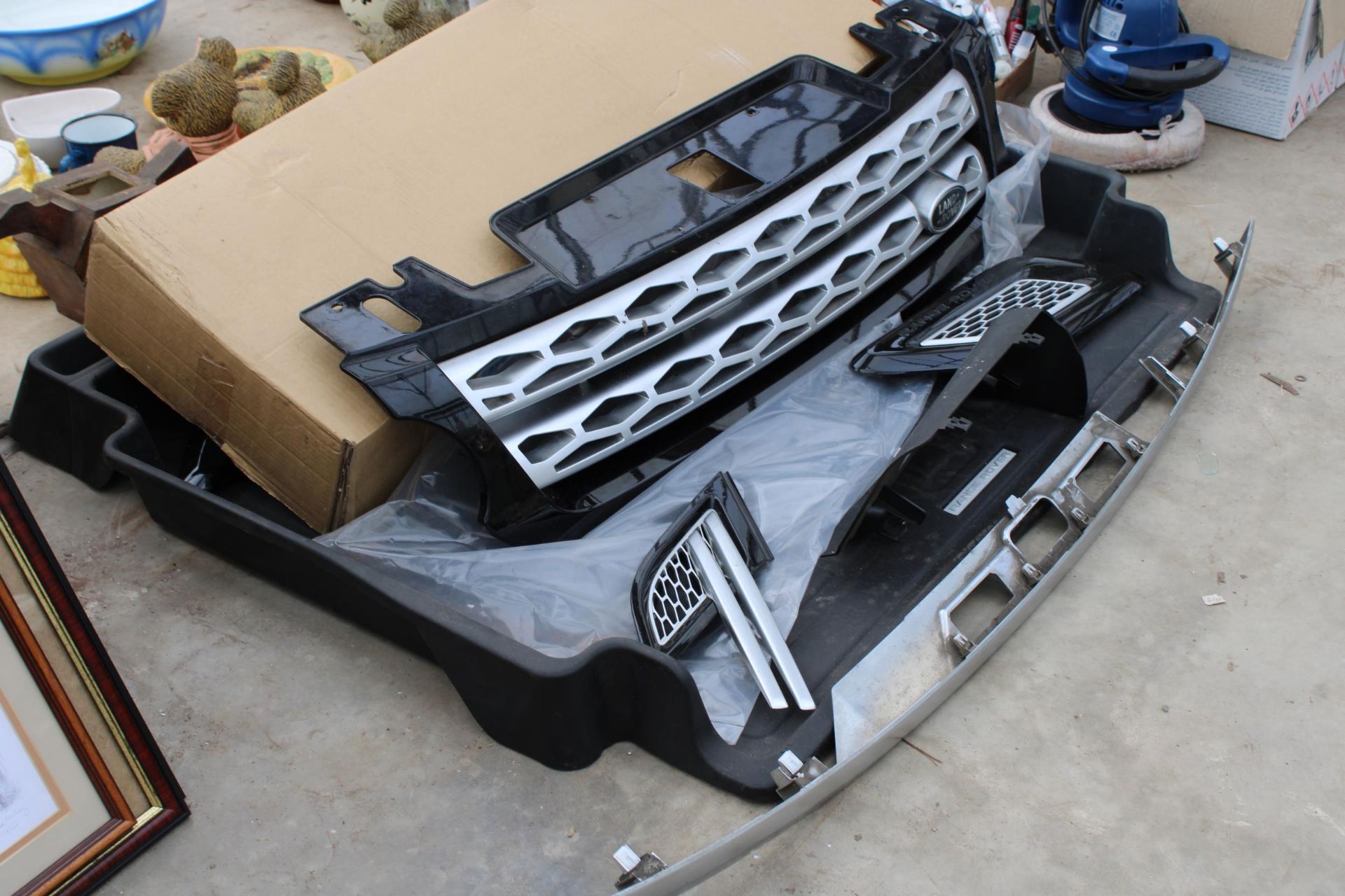 AN ASSORTMENT OF LAND ROVER CAR SPARES TO INCLUDE GRILLS AND A BOOT LINER ETC - Image 5 of 6