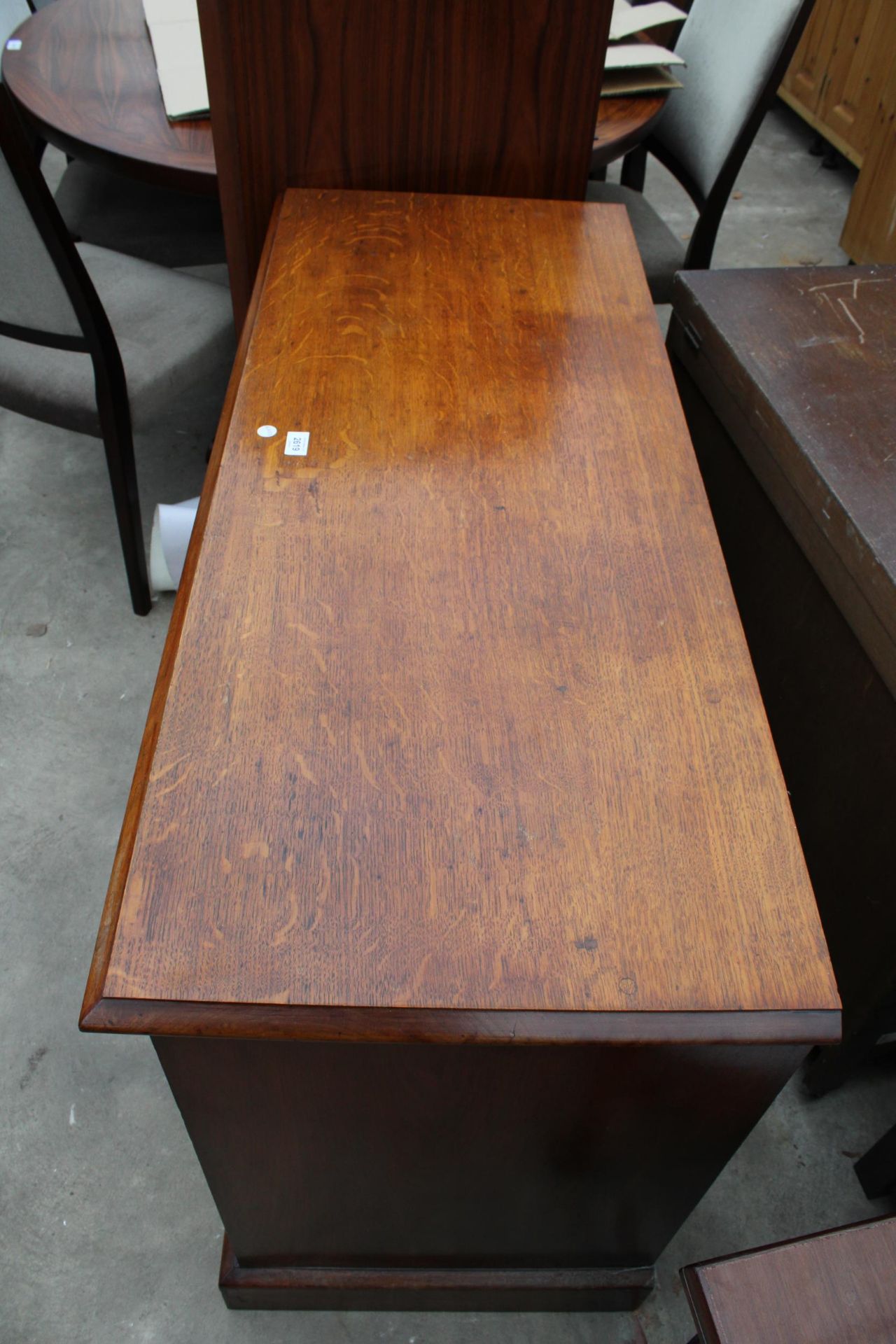 A VICTORIAN OAK CHEST OF TWO SHORT AND TWO LONG DRAWERS, 48" WIDE - Image 3 of 8