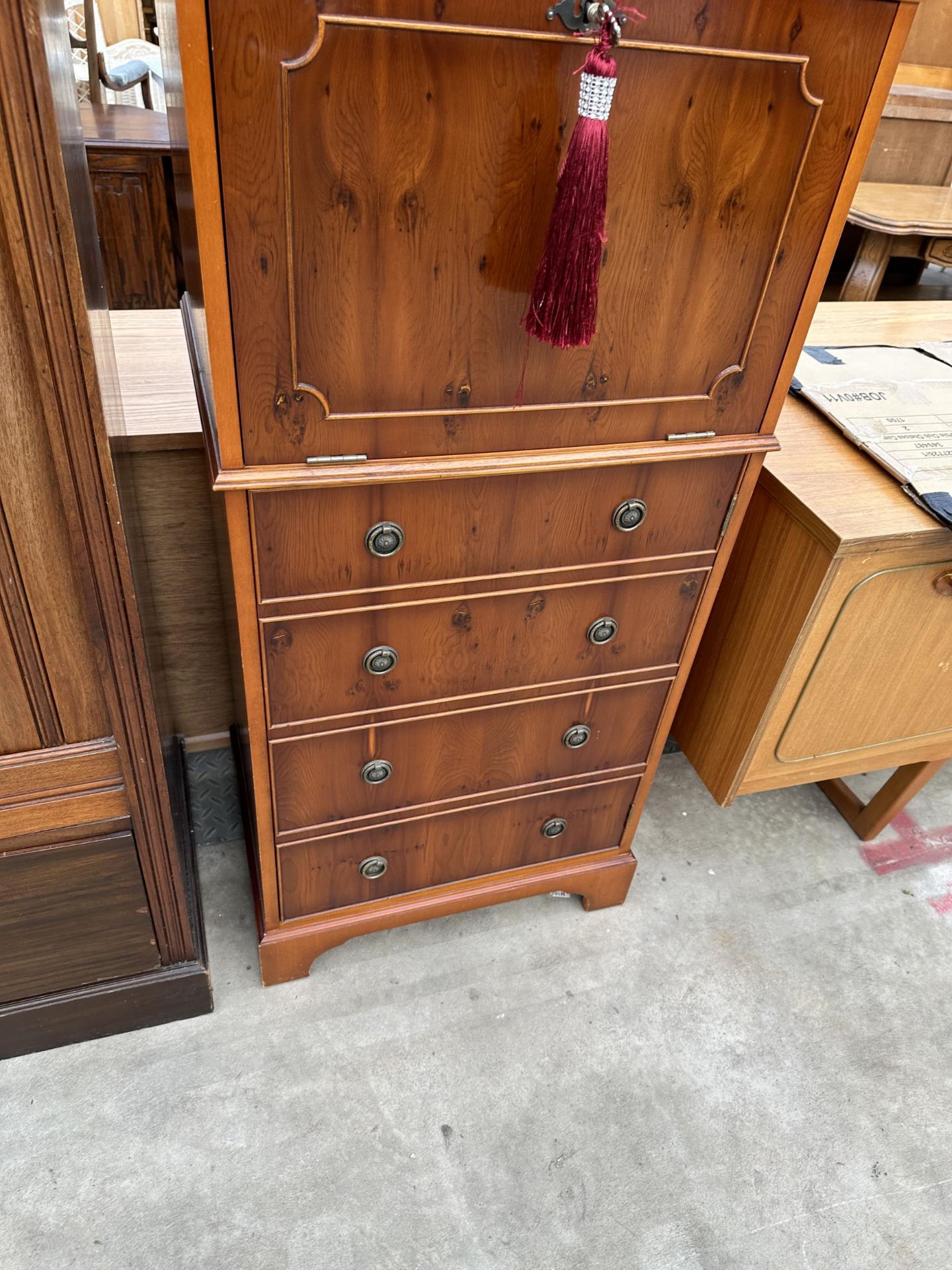 A MODERN YEW WOOD COCKTAIL CABINET ENCLOSING DROP-DOWN FLAP AND FOUR SHAM DRAWERS TO BASE, 23" WIDE - Image 3 of 4