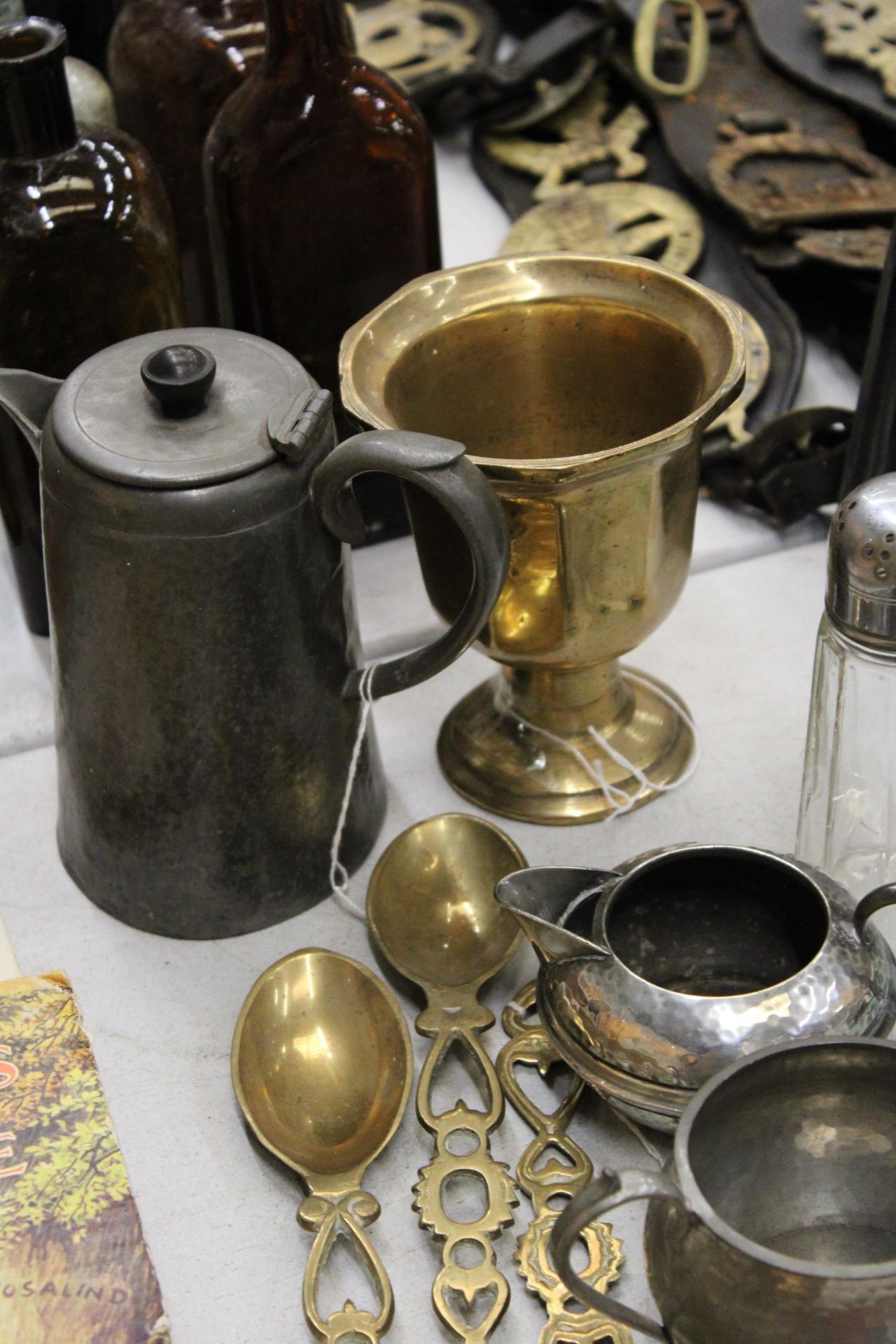 A HEAVY BRASS FOOTED BOWL, PEWTER COFFEE POT, SUGAR BOWL AND JUG, SUGAR SIFTER AND THREE BRASS - Image 4 of 5