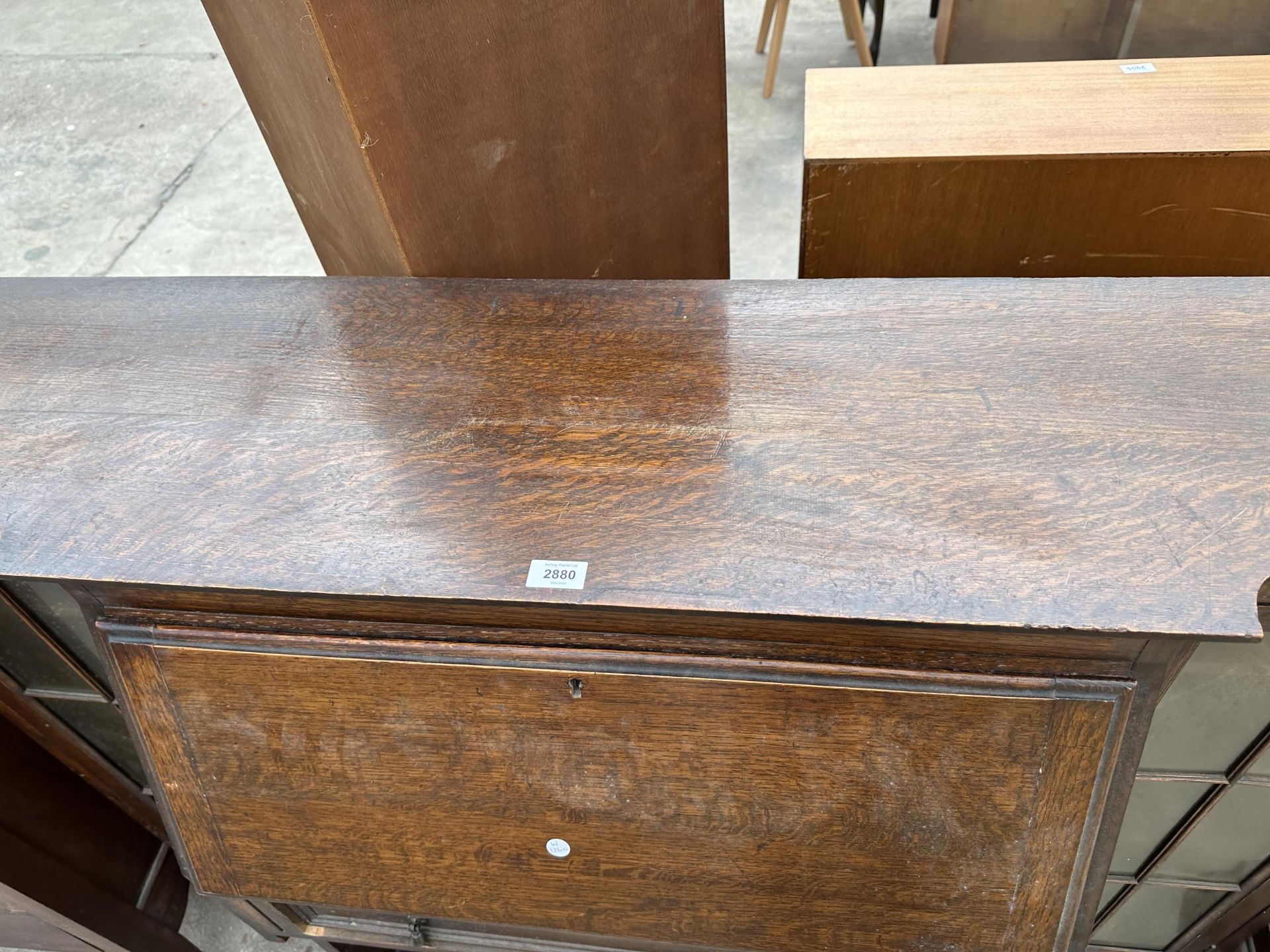 AN EARLY TWENTIETH CENTURY OAK BREAKFRONT SIDE BY SIDE BUREAU ON TURNED LEGS, 58" WIDE - Image 2 of 5