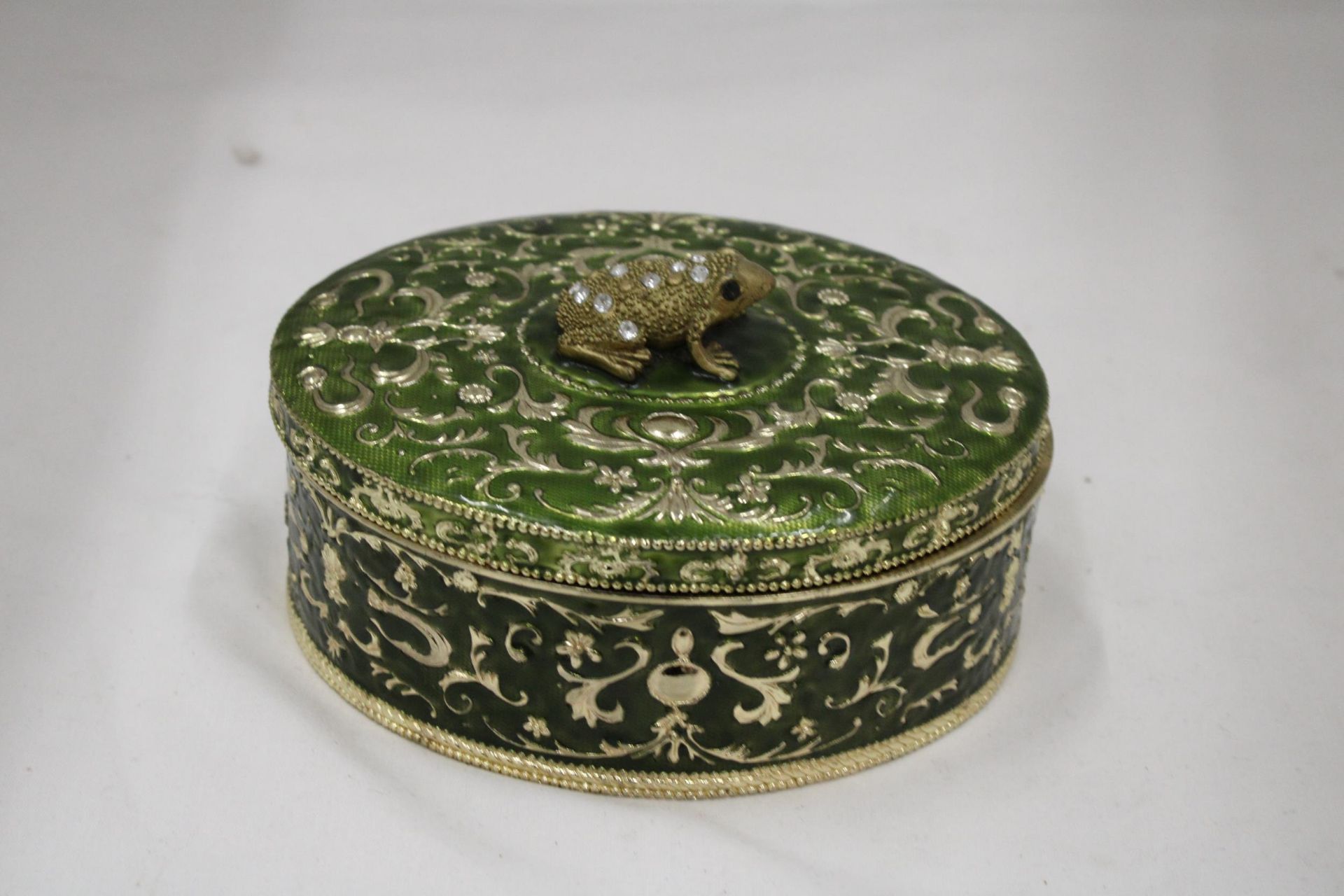 A GREEN ENAMELLED KEEPSAKE/JEWELLERY BOX WITH A JEWELLED FRONG ON THE LID, HEIGHT 8CM, DIAMETER, - Image 3 of 5