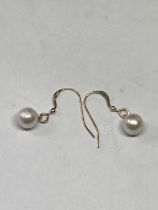 A PAIR OF MARKED 14K PEARL EARRINGS GROSS WEIGHT 1.36 GRAMS