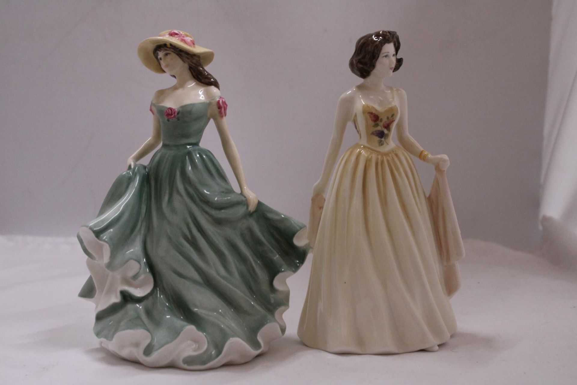 TWO ROYAL DOULTON FIGURINES TO INCLUDE "BEST WISHES" HN3971 AND "JENNIFER" HN4248 - Bild 2 aus 5