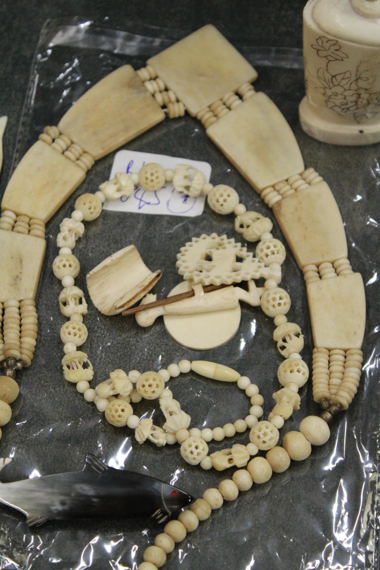 A COLLETION OF CARVED BONE ITEMS TO INCLUDE A SCENT BOTTLE, NECKLACES, ETC - Image 5 of 5