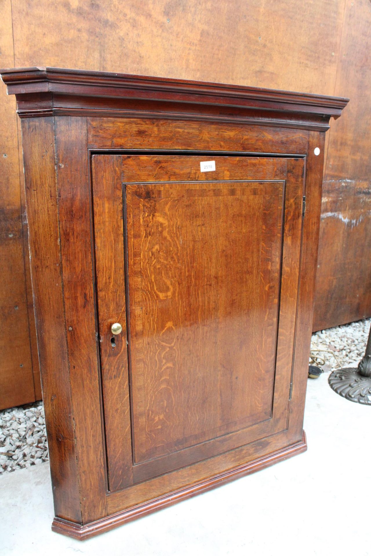 AN OAK AND CROSSBANDED GEORGE III CORNER CUPBOARD WITH STHAPED INTERIOR SHELVES 35" WIDE - Bild 2 aus 3