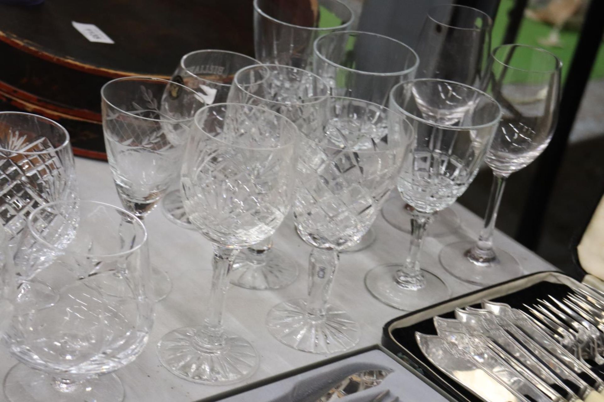 A QUANTITY OF MAINLY CUT GLASS GLASSES, TO INCLUDE BRANDY BALLOONS, WINE, ETC - Bild 5 aus 5