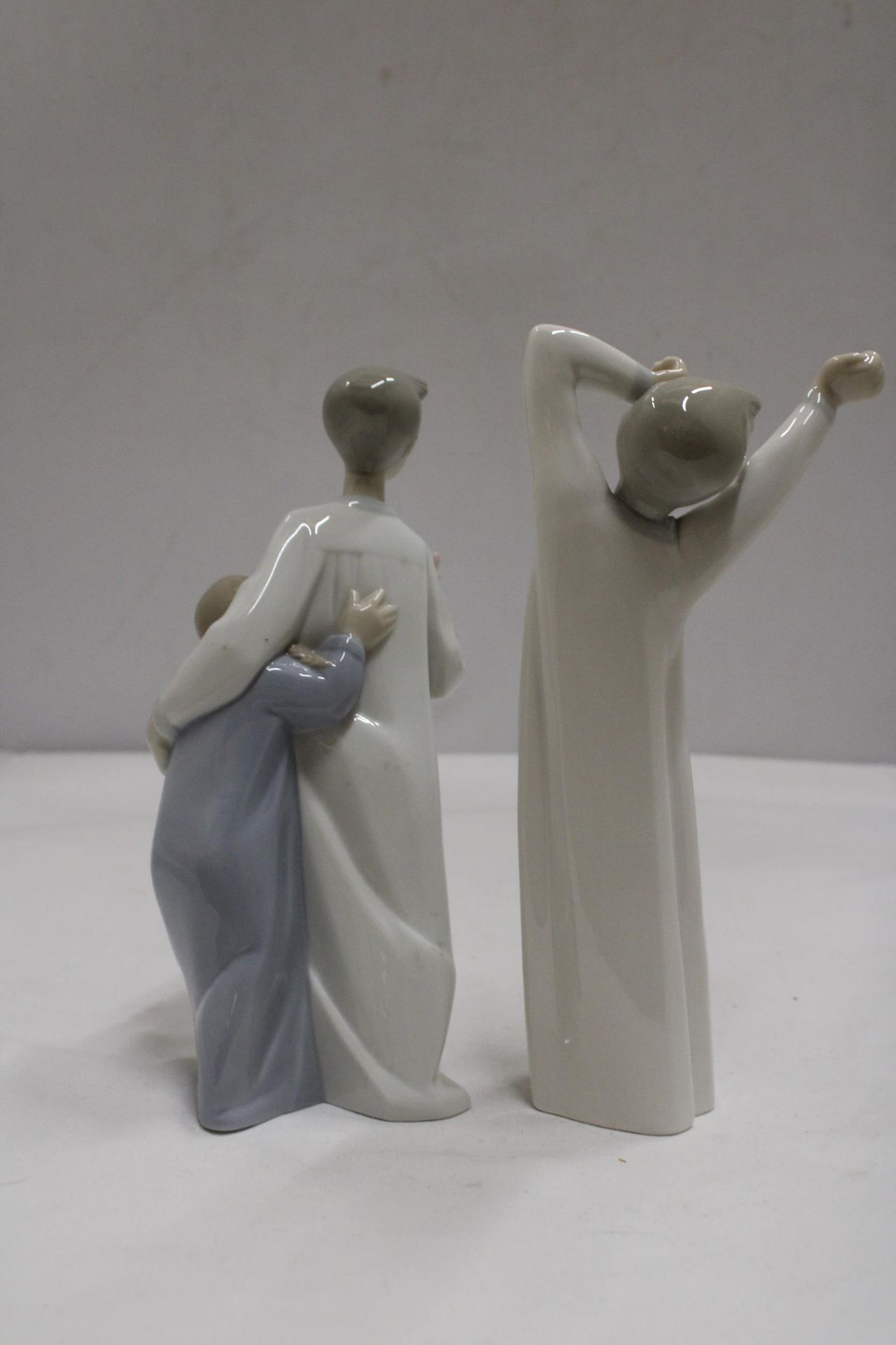 TWO LLADRO FIGURES IN NIGHTGOWNS - Image 4 of 7