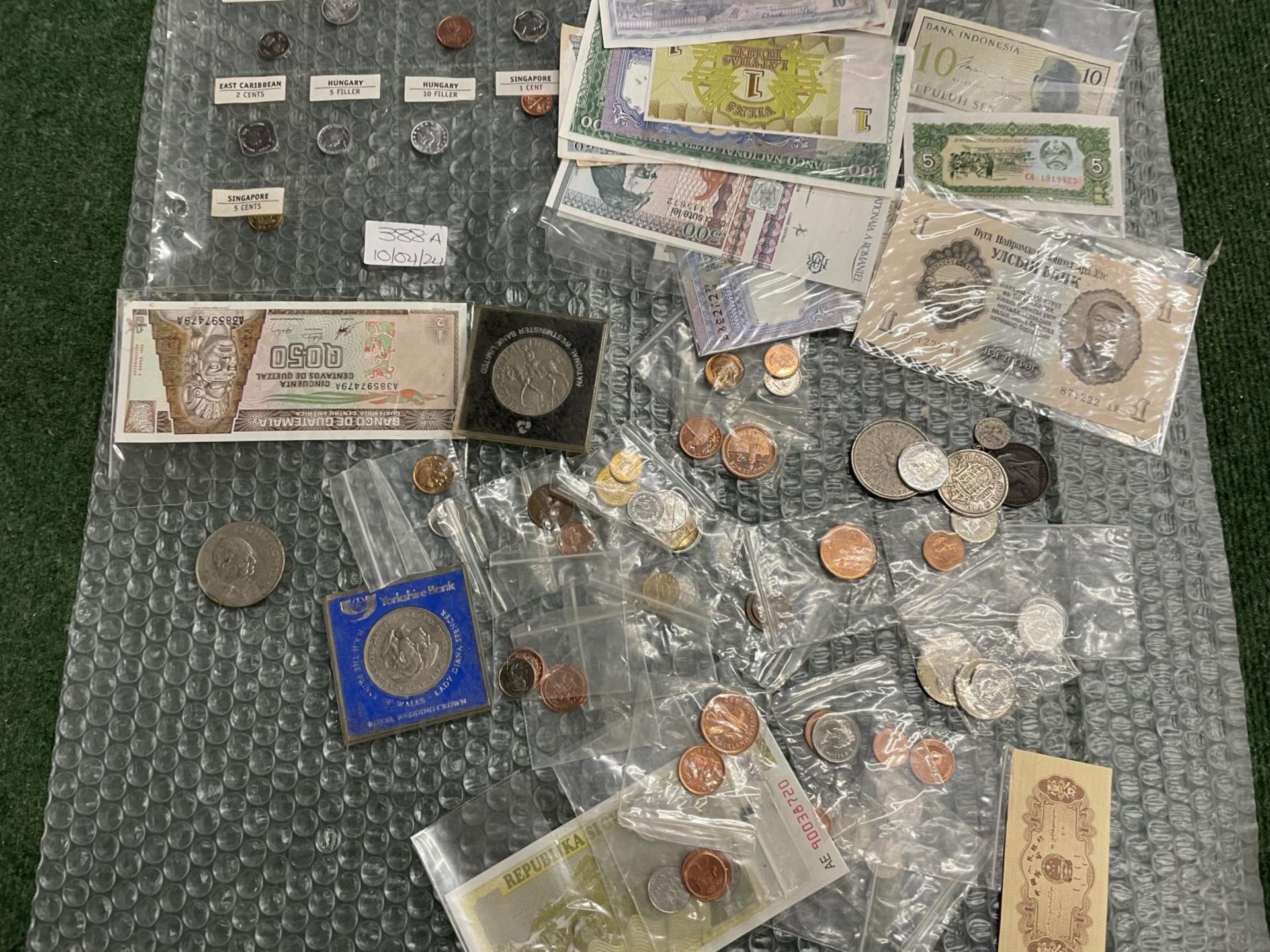 A SELECTION OF GB AND WORLD COINS AND NOTES - Image 4 of 5