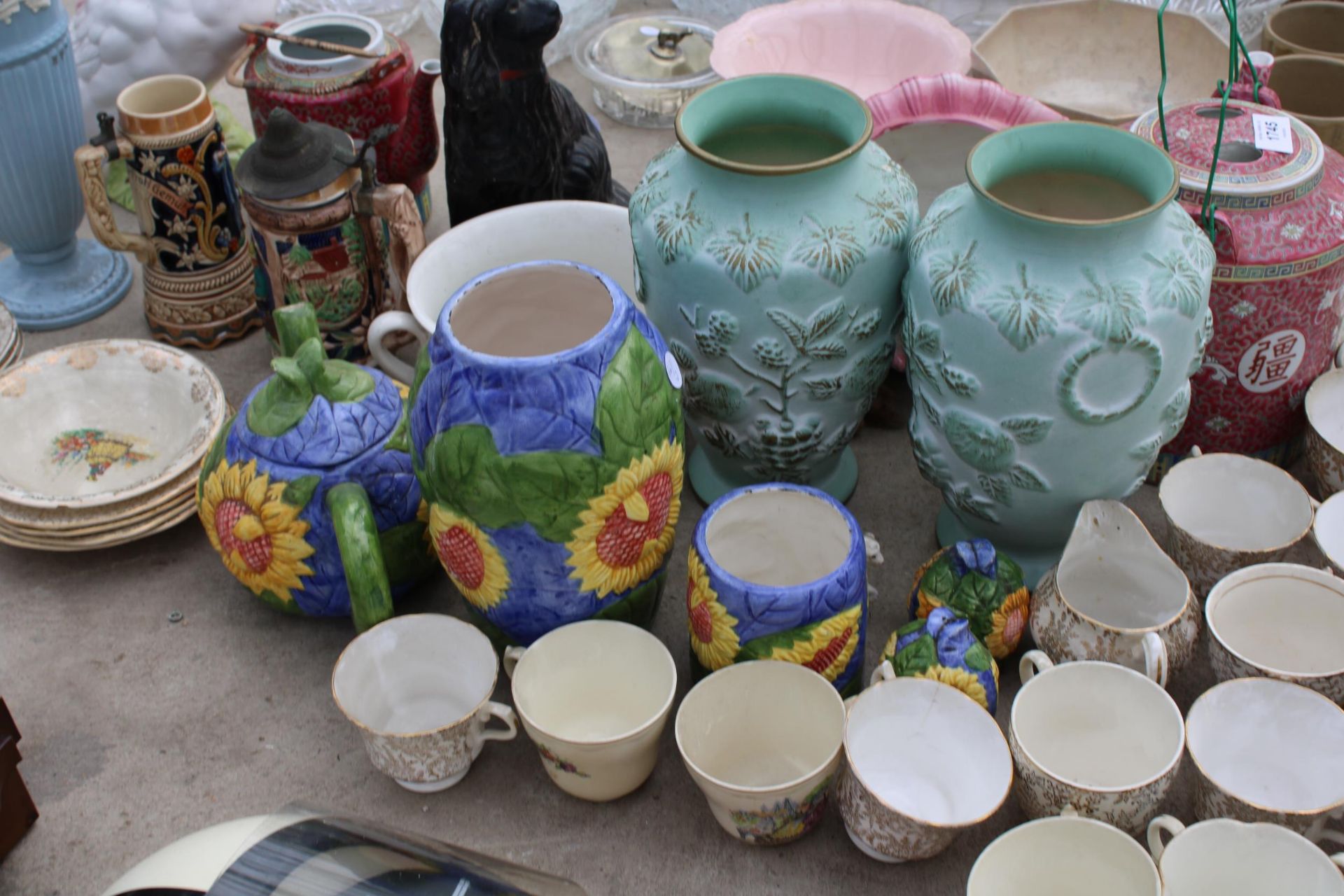 AN ASSORTMENT OF ITEMS TO INCLUDE A WEDGWOOD QUEENS WARE VASE, AN ORIENTAL STYLE TEAPOT AND CUPS ETC - Image 2 of 4