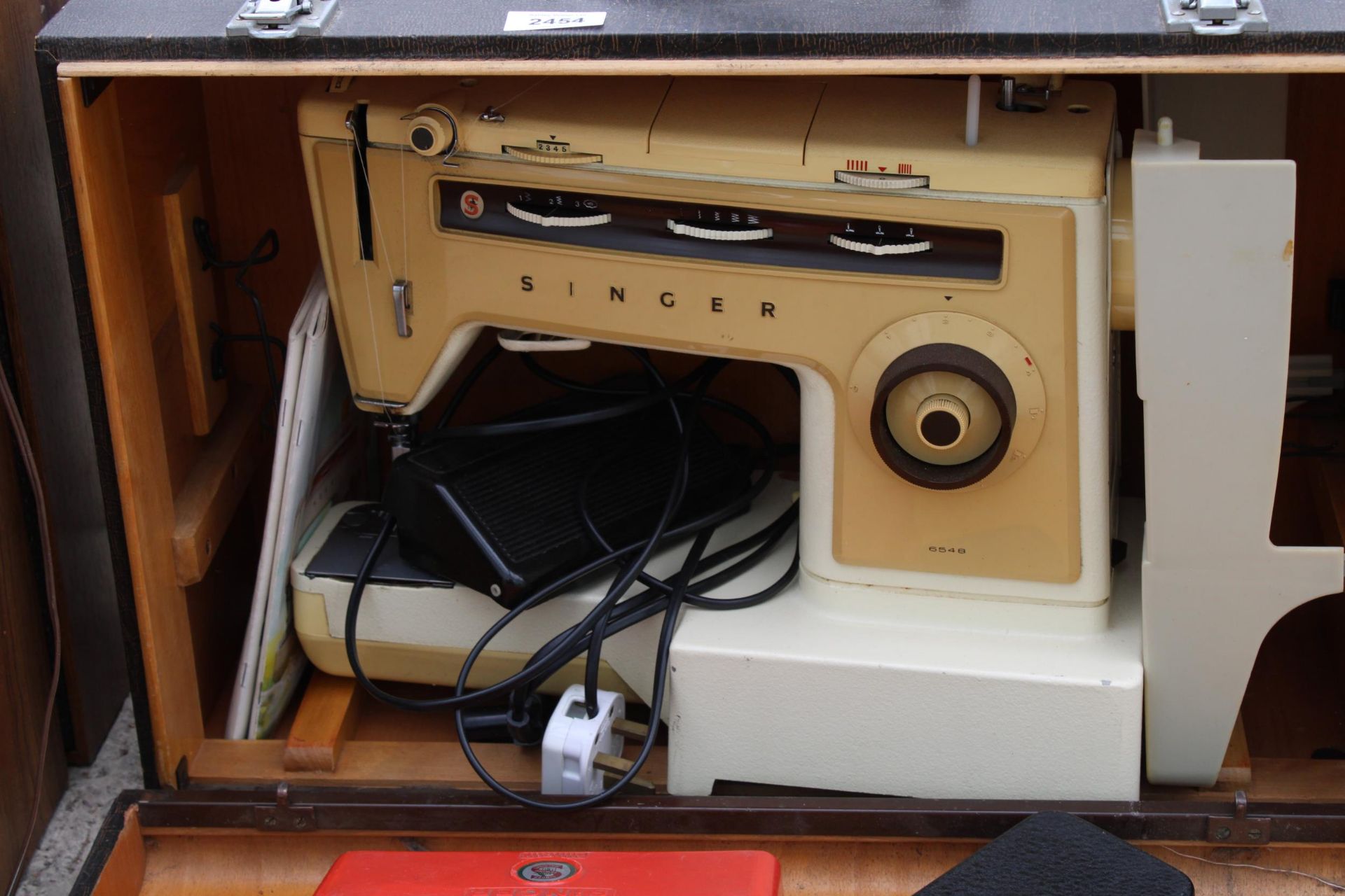 AN ELECTRIC SINGER SEWING MACHINE WITH FOOT PEDAL AND CARRY CASE - Image 2 of 2