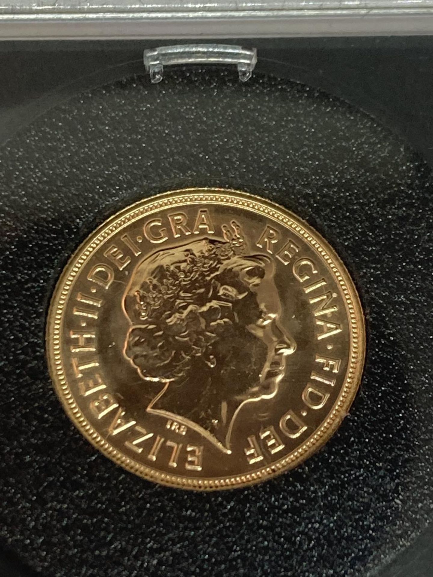 A 2013 GOLD SOVEREIGN WITH CERTIFICATE OF AUTHENTICITY - Bild 3 aus 3