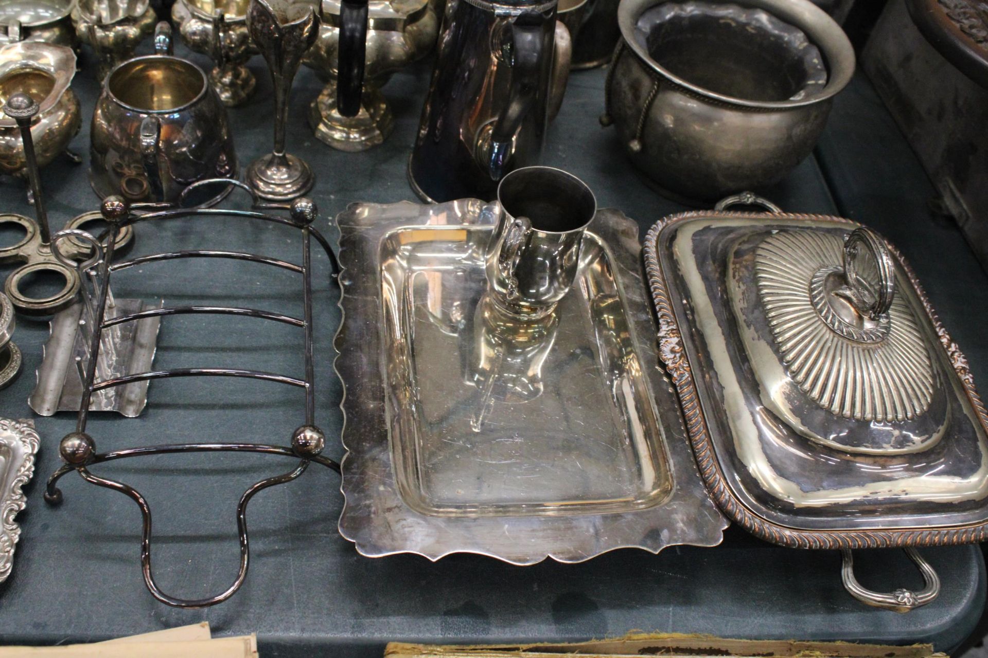A VERY LARGE QUANTITY OF SILVER PLATED ITEMS TO INCLUDE TEAPOTS, COFFEE POTS, SERVING DISHES, - Bild 5 aus 6