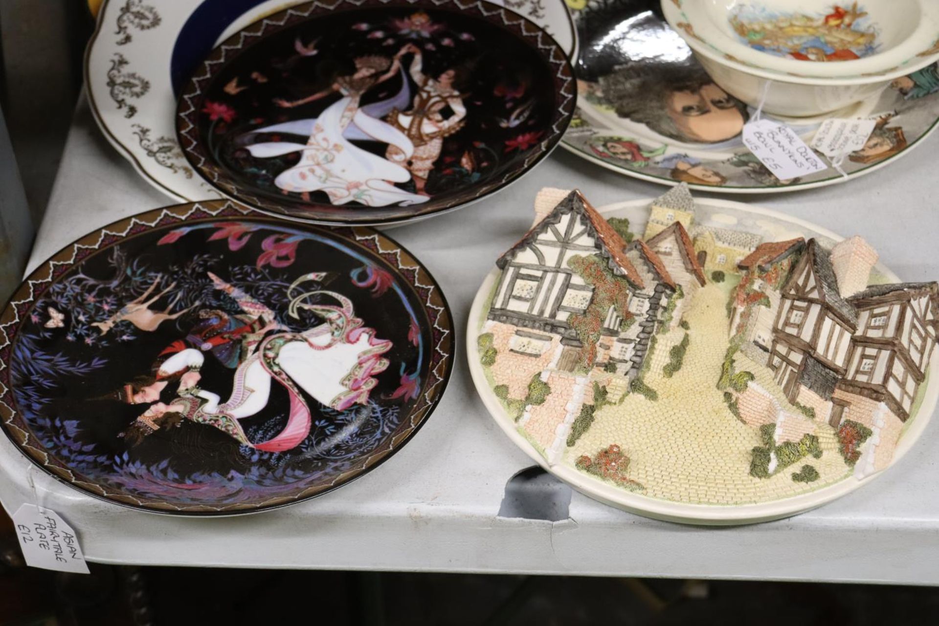 A MIXED LOT OF CABINET PLATES TO INCLUDE ROYAL PORCELAIN AND ROYAL DOULTON - PLUS A FURTHER TWO - Image 2 of 6