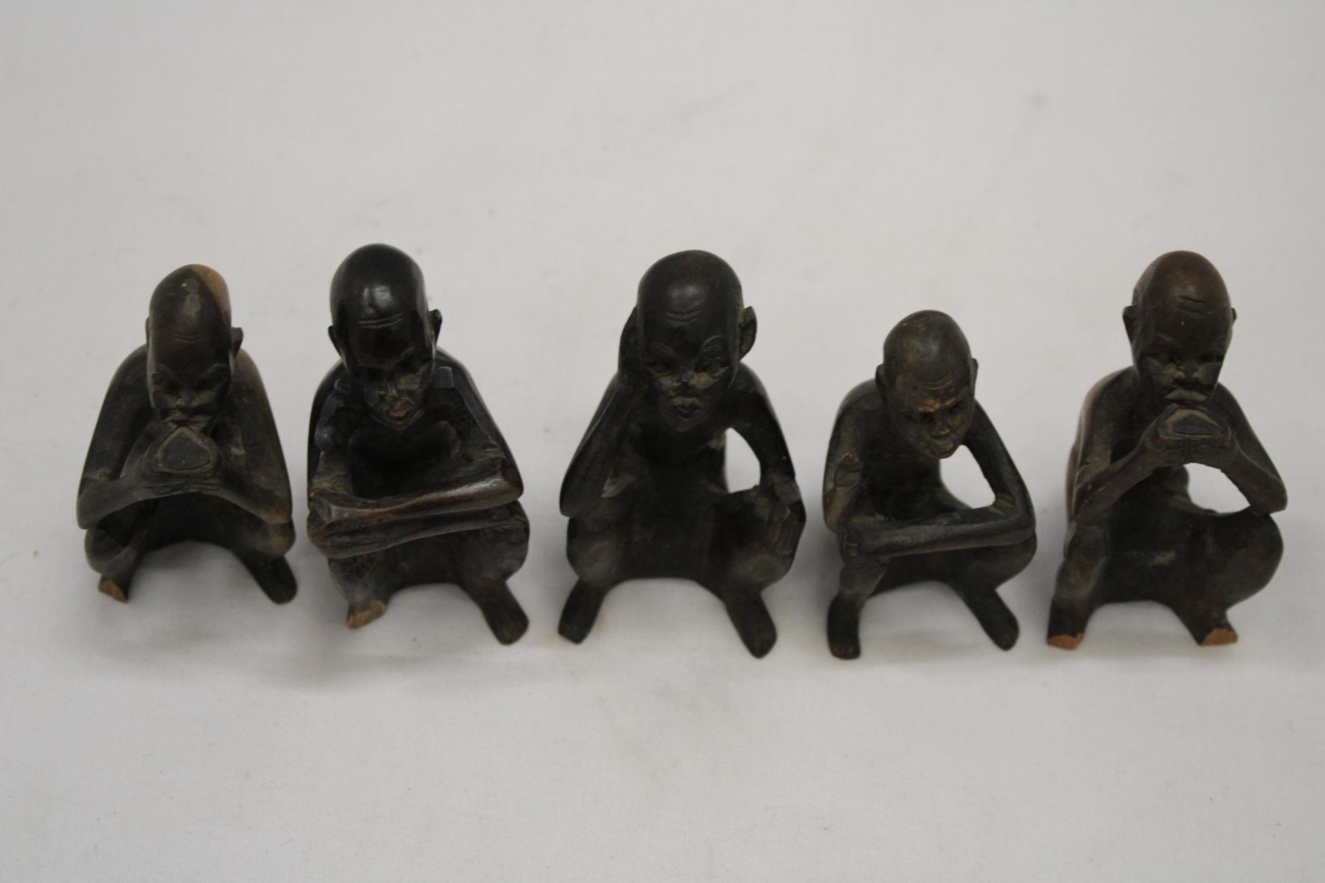 A COLLECTION OF FIVE VINTAGE WOODEN AFRICAN FIGURES - Image 2 of 4
