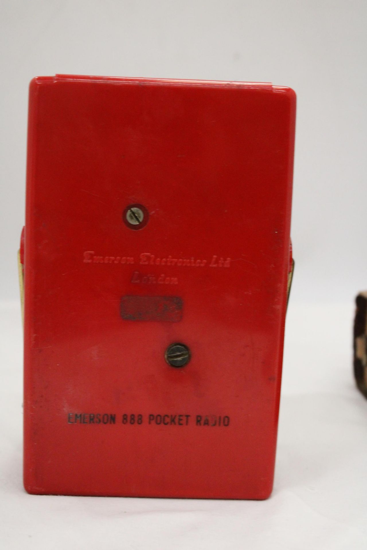 A VINTAGE EMERSON TRANSISTOR RADIO IN ORIGINAL CASE PLUS AN ORIENTAL METAL PIN TRAY WITH DRAGON - Image 5 of 6