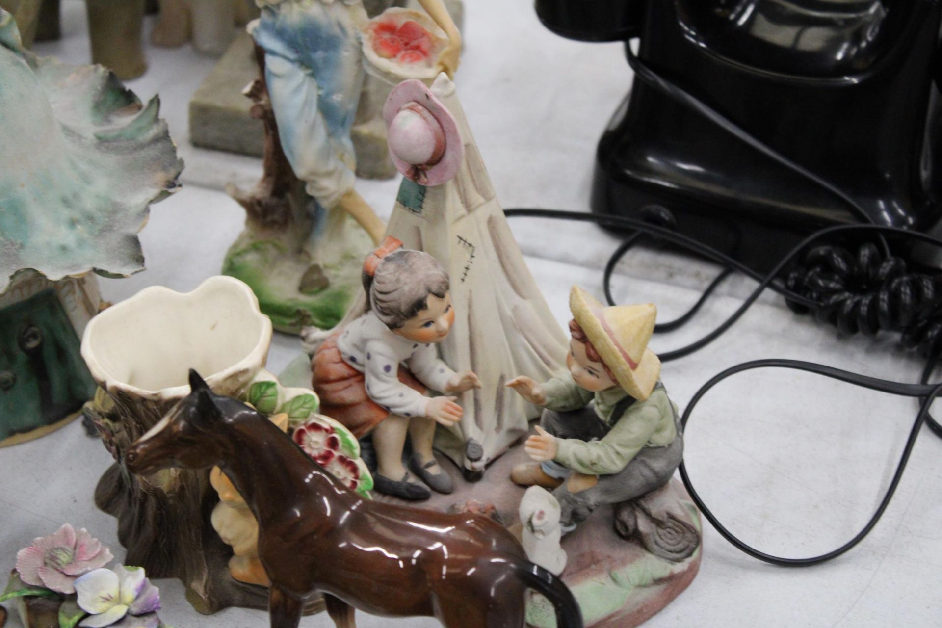 A COLLECTION OF CERAMIC ANIMALS AND FIGURES TO INCLUDE A SYLVAC DOG WITH SLIPPER, CONTINENTAL - Image 4 of 7