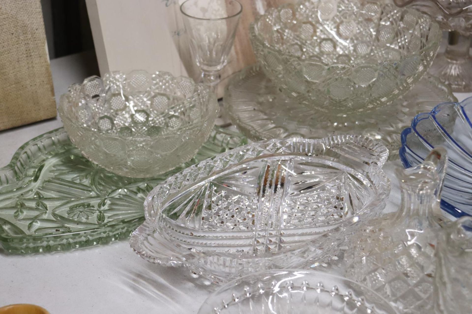 A LARGE QUANTITY OF GLASSWARE TO INCLUDE BOWLS, CAKE STANDS, JUGS, ETC - Image 3 of 6