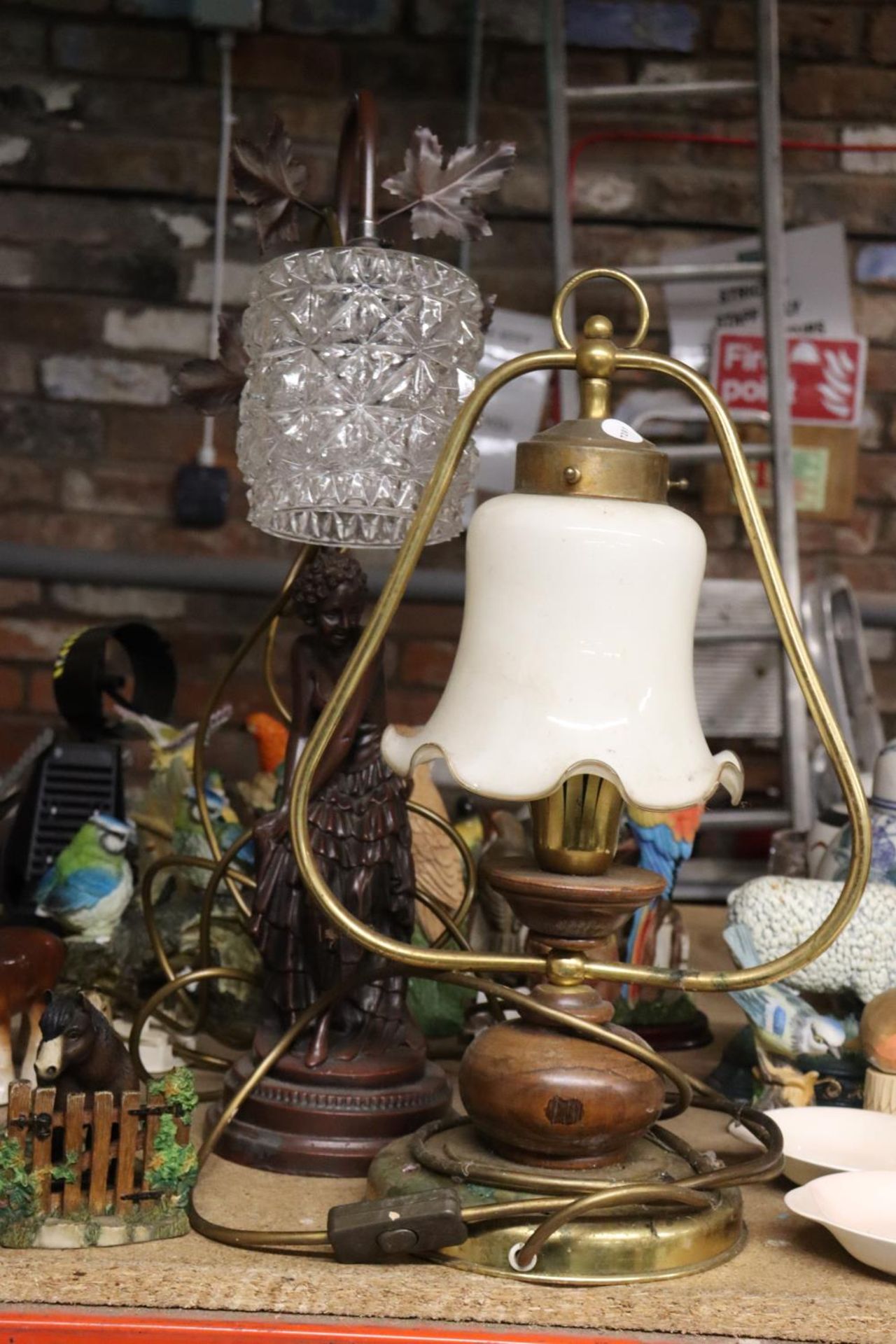 TWO VINTAGE TABLE LAMPS TO INCLUDE A WOODEN ONE WITH LADY FIGURE AND A BRASS AND WOODEN ONE