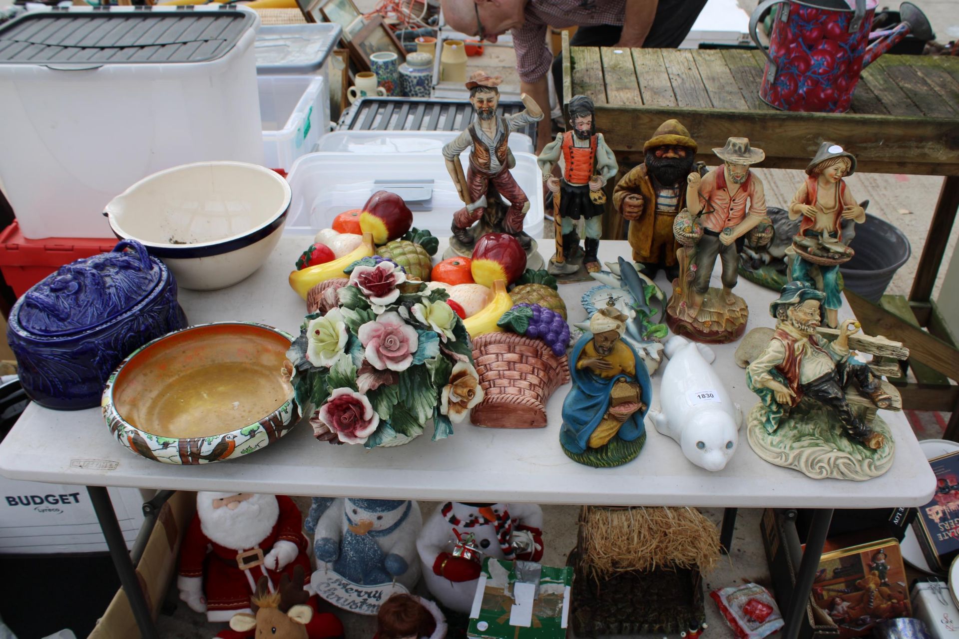 AN ASSORTMENT OF CERAMICS TO INCLUDE BOWLS, FRUIT ND FIGURES (SOME A/F)