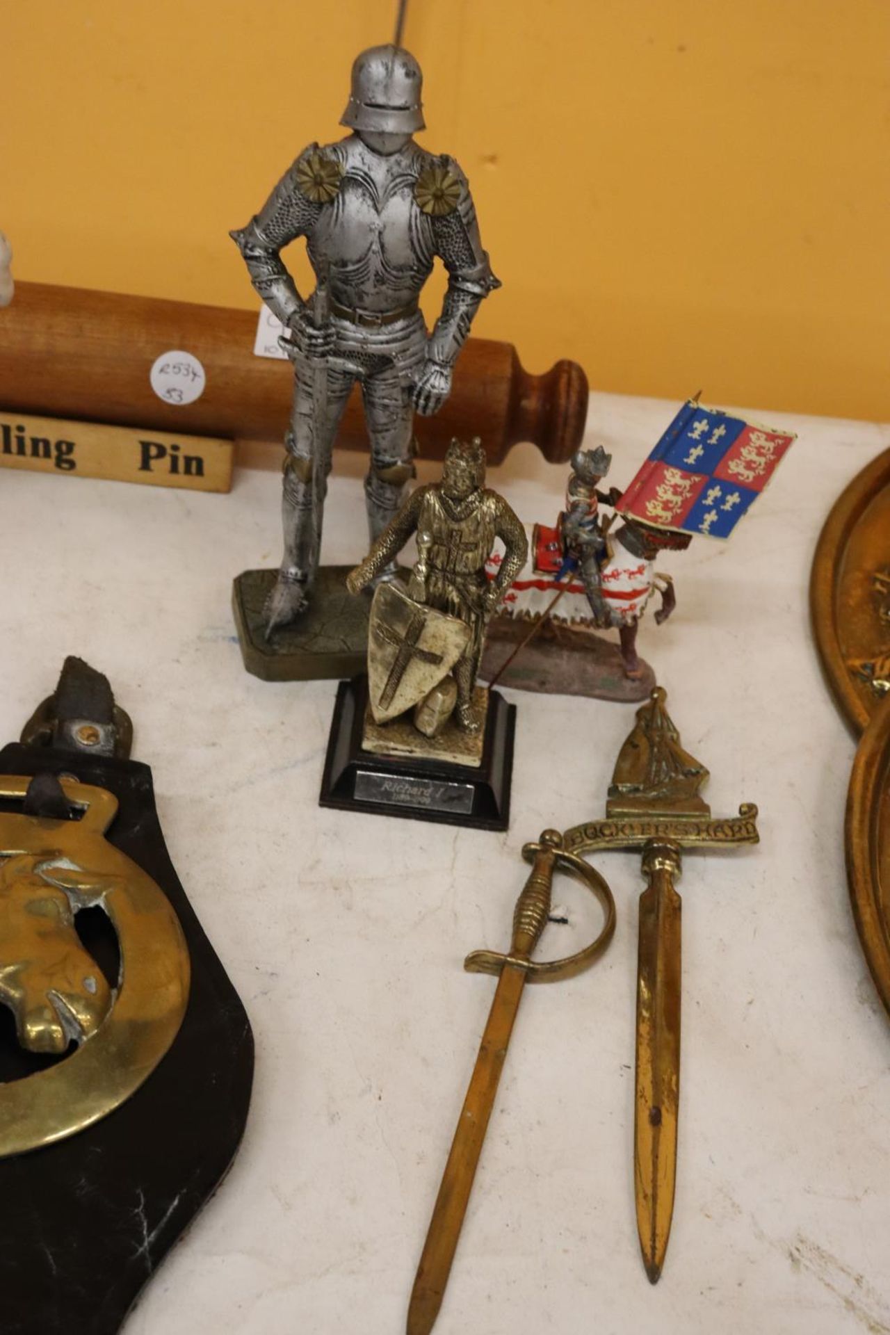 THREE SMALL MODELS OF KNIGHTS PLUS TWO BRASS SWORD LETTER OPENERS