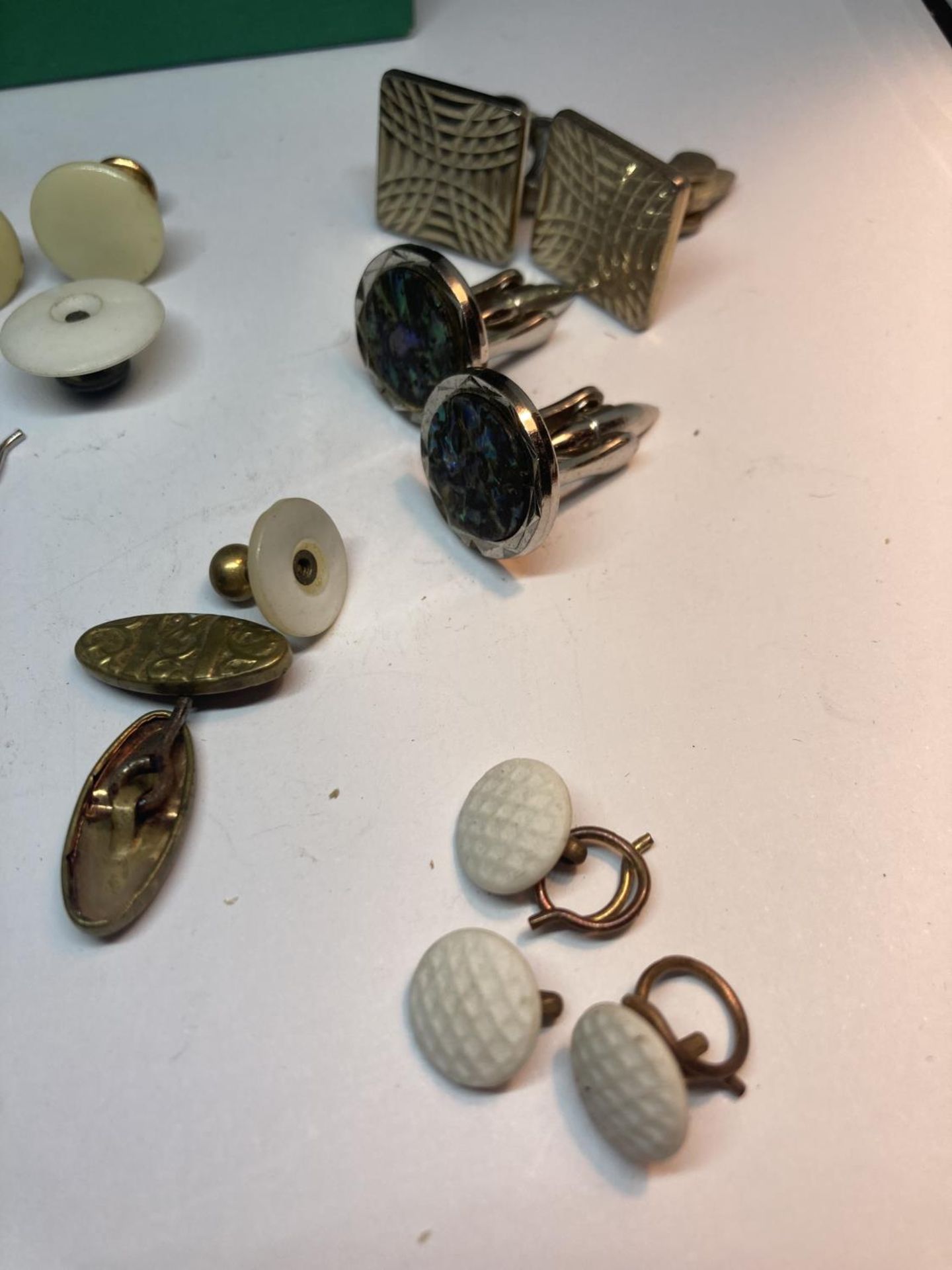 A QUANTITY OF VINTAGE CUFFLINKS AND STUDS - Bild 4 aus 4