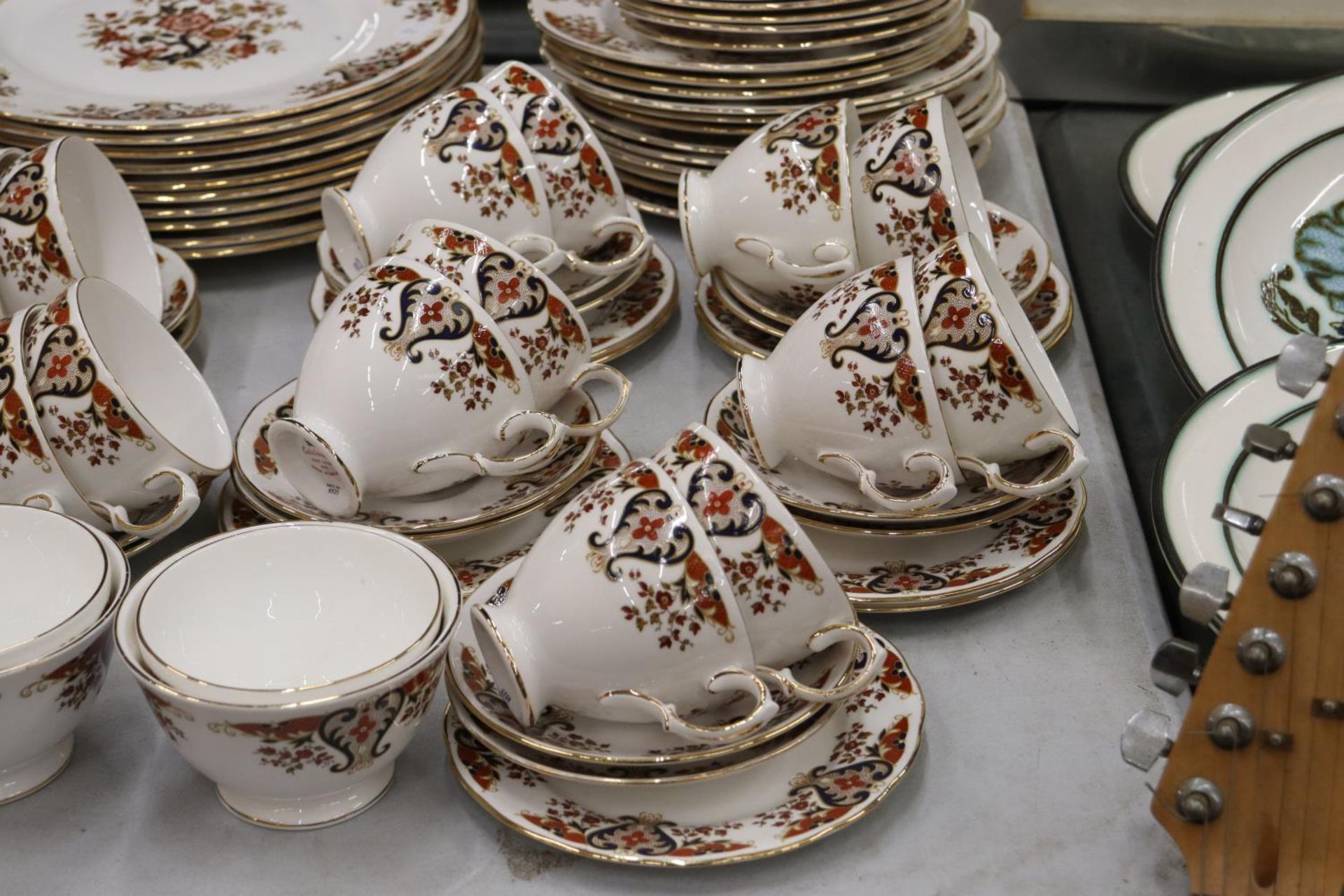 A COLCLOUGH "ROYALE" PART DINNER SERVICE TO INCLUDE A TEAPOT, TEACUPS, PLATES, DISHES, ETC., - Bild 2 aus 8