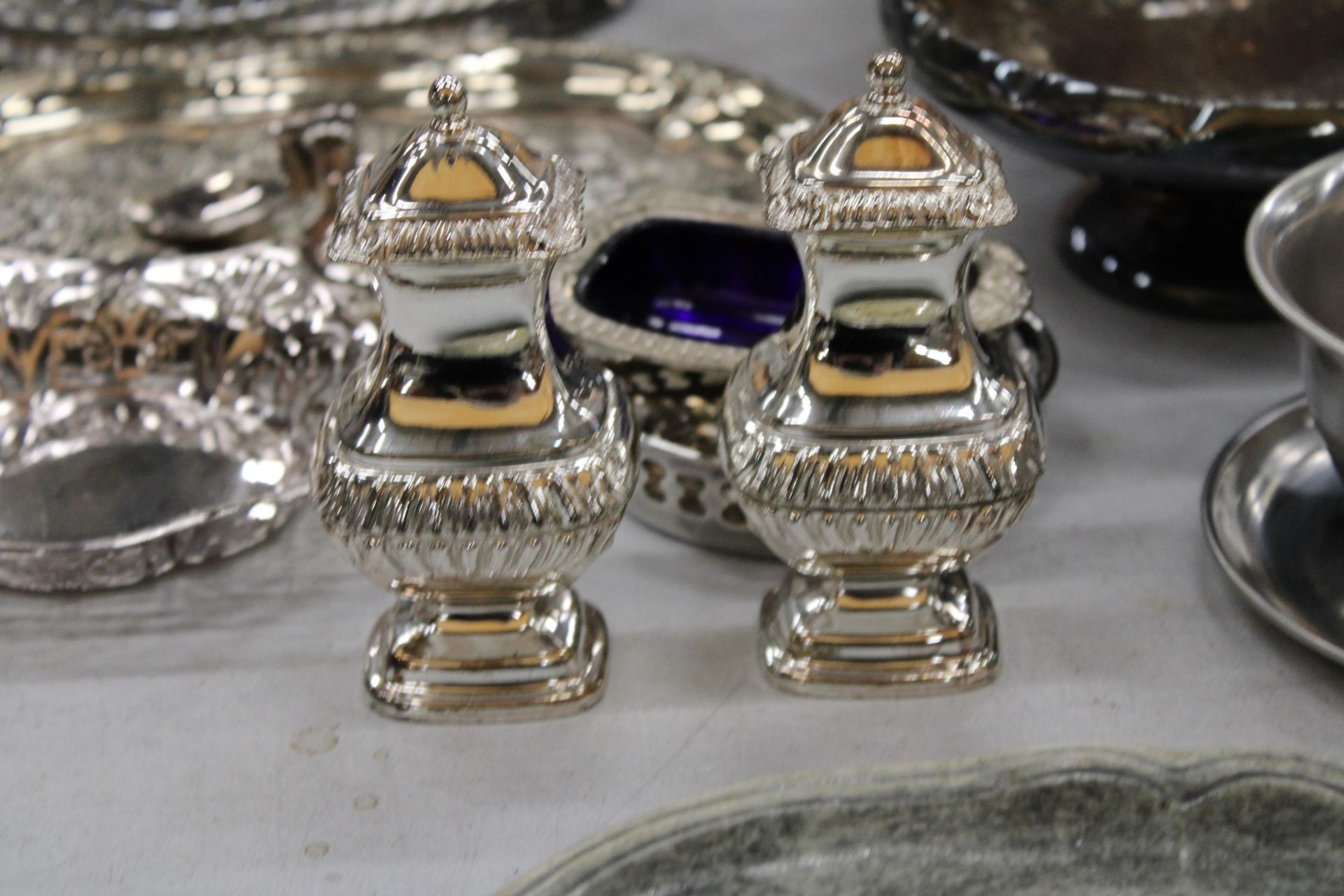 A QUANTITY OF SILVER A CRUET SET, TRAY, SALAD SERVERS, ETCPLATED ITEMS TO INCLUDE BOWLS, - Image 5 of 5