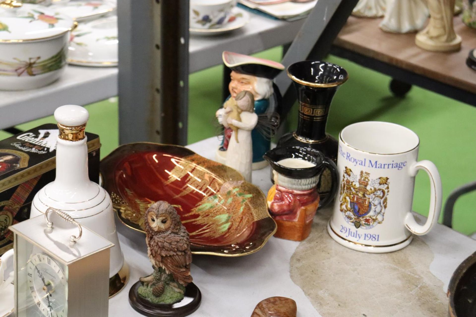 A QUANTITY OF CERAMICS, ETC TO INCLUDE A CARLTON WARE 'ROUGE ROYALE' DISH, BELL'S WHISKY DECANTER, - Image 3 of 5