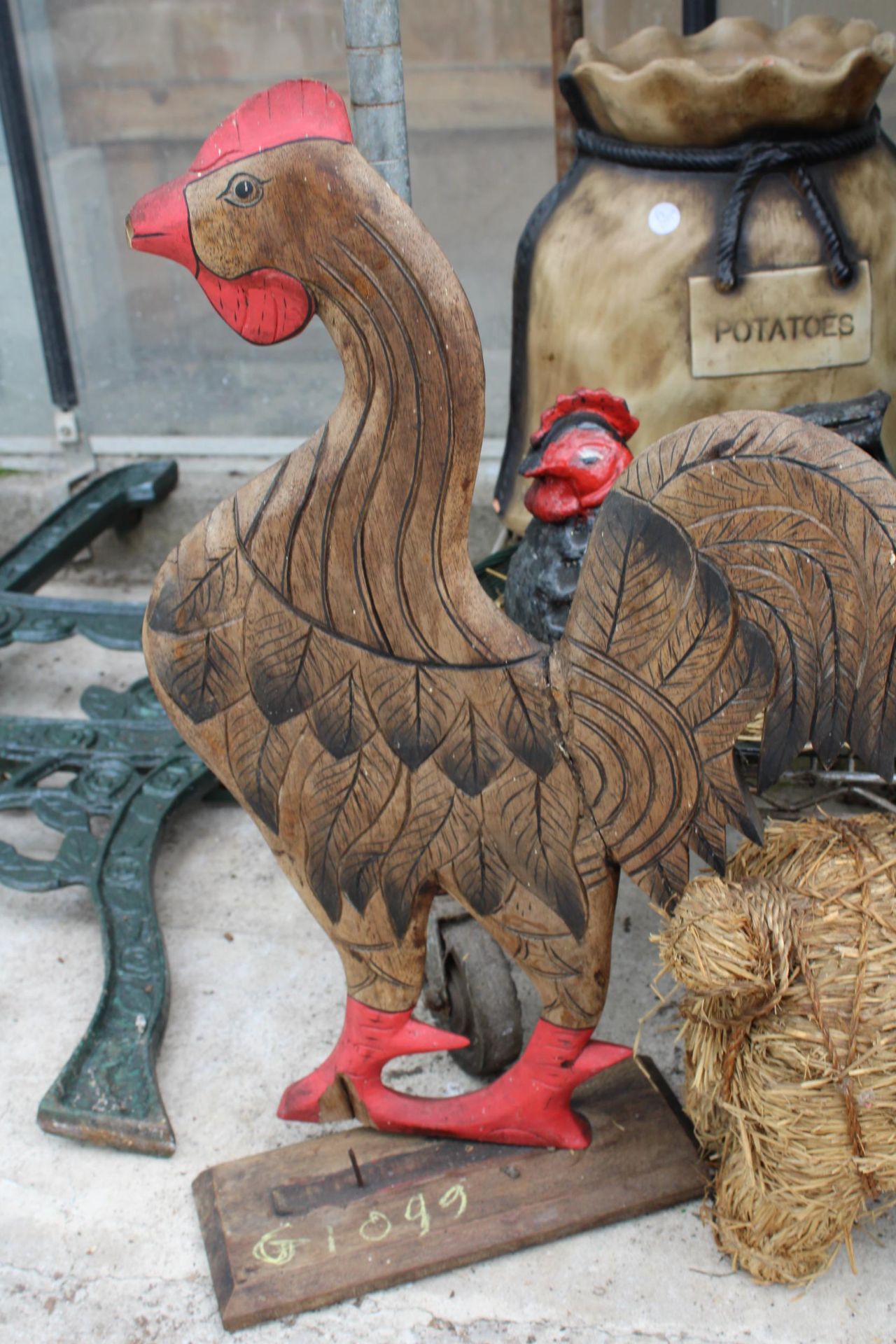 AN ASSORTMENT OF DECORATIVE ITEMS TO INCLUDE A PLASTIC POTATO SACK, A CAST IRON CHICKEN - Image 3 of 6