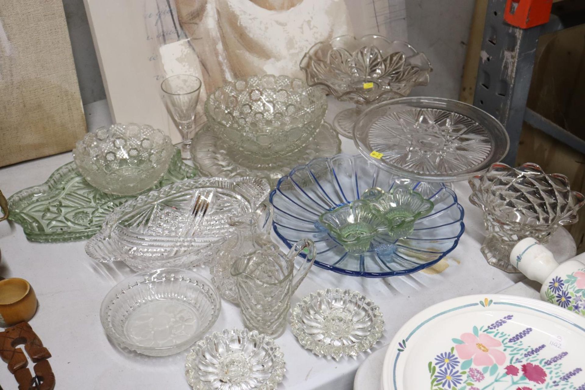 A LARGE QUANTITY OF GLASSWARE TO INCLUDE BOWLS, CAKE STANDS, JUGS, ETC
