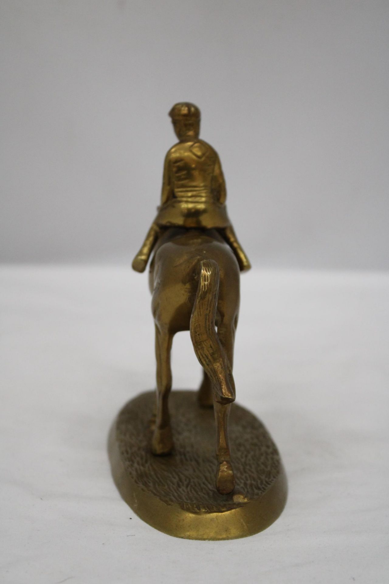 A DETAILED HEAVY BRASS HORSE AND JOCKEY FIGURE, HEIGHT 16CM, LENGTH 17CM - Image 5 of 5