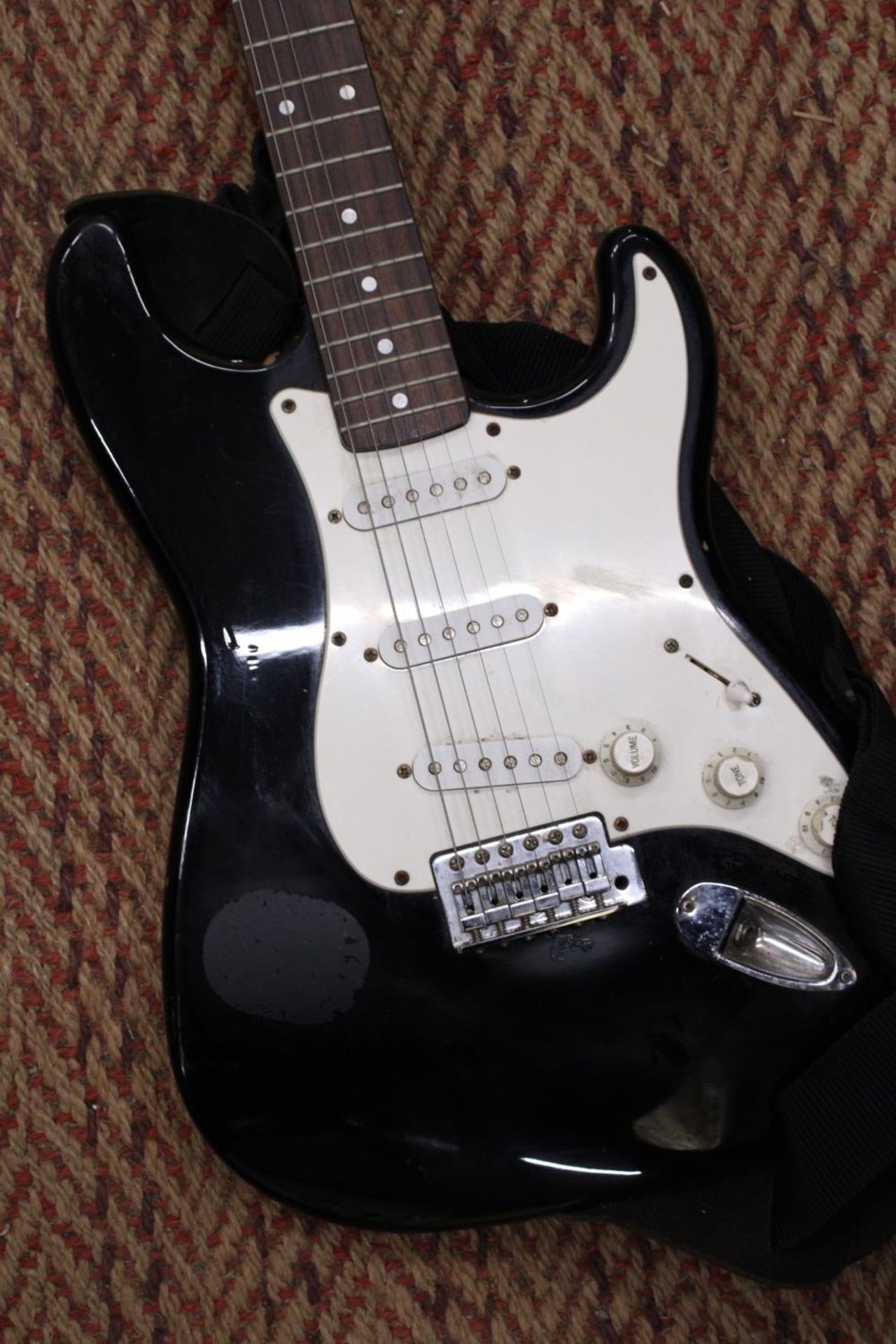 A SQUIER BLACK STRATOCASTER ELECTRIC GUITAR BY FENDER - Image 3 of 6