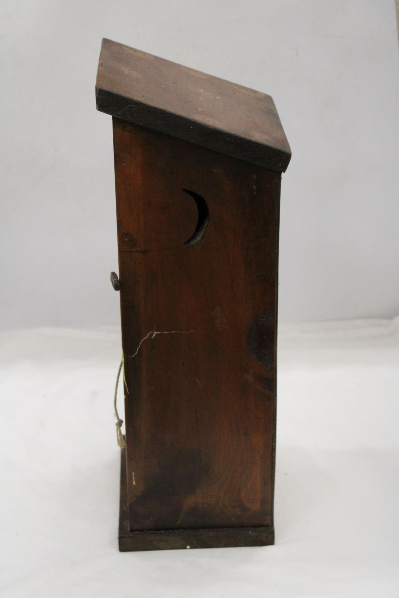 A SMALL 'OUTHOUSE' STYLE CUPBOARD WITH PAINTED FRONT, HEIGHT 46CM - Image 4 of 5
