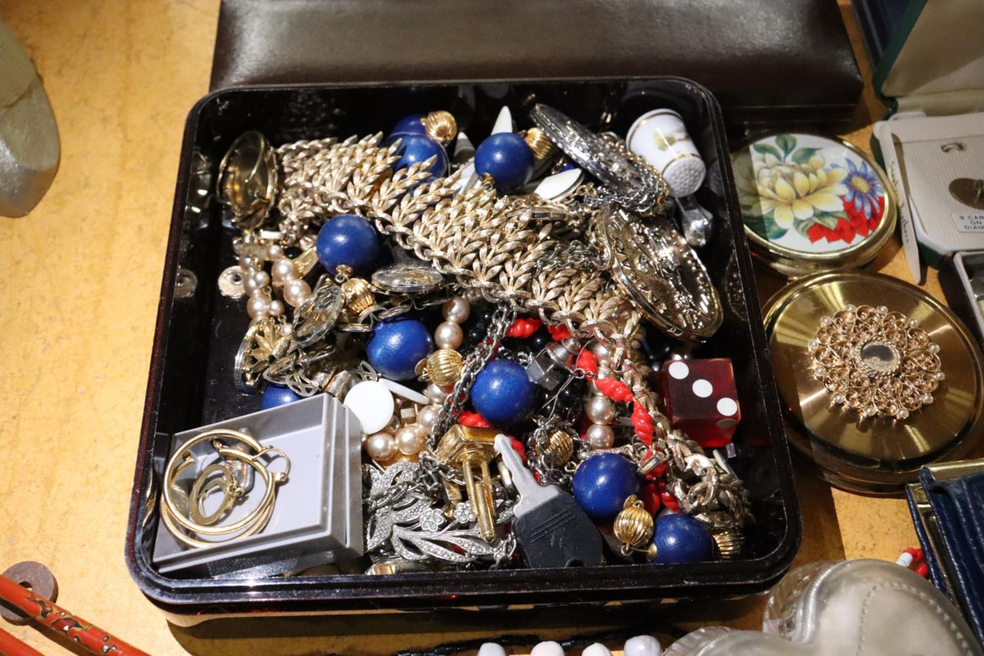 A QUANTITY OF ITEMS TO INCLUDE CUFFLINKS, MIRRORED COMPACTS, LIGHTERS, JEWELLERY, ETC., - Bild 6 aus 6