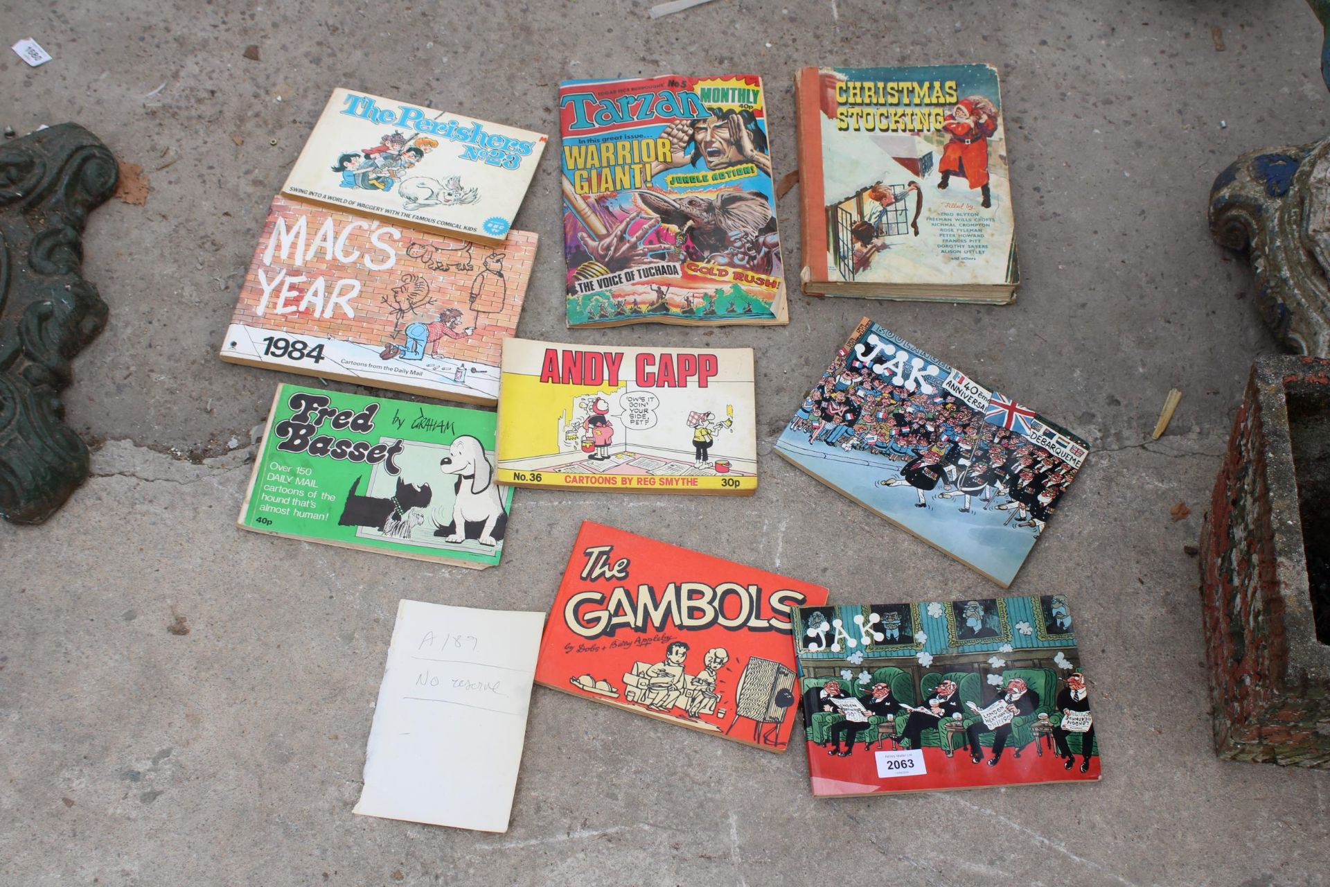 AN ASSORTMENT OF BOOKS AND COMICS TO INCLUDE ANDY CAPP, FRED BASSET AND THE GAMBOLS ETC
