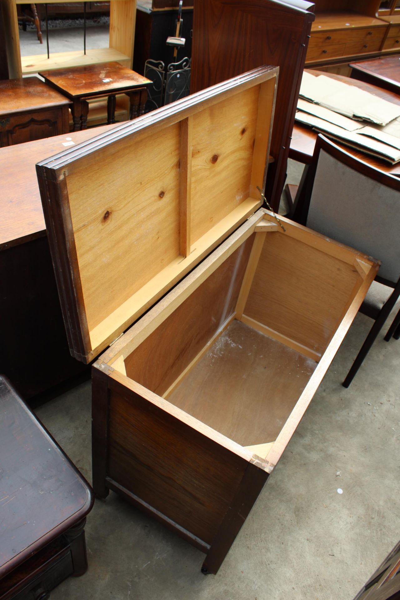 A MID 20TH CENTURY OAK BLANKET CHEST, 36" WIDE - Image 2 of 2